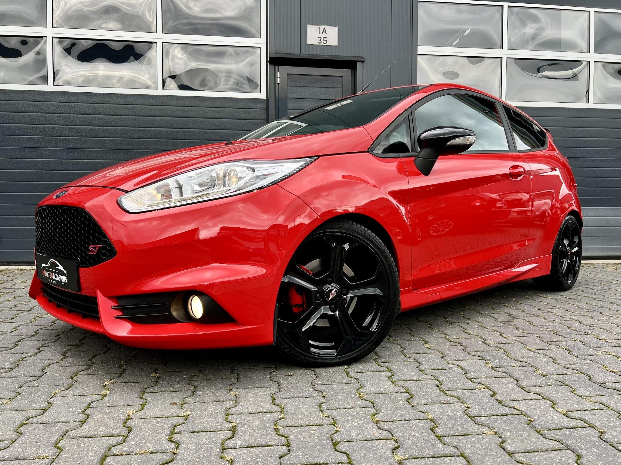 Ford Fiesta 1.6 ST2 *MILLTEK*EIBACH*RACE RED*225PK*DUMPVALVE, Voorwielaandrijving, 1596 cc, 1063 kg, Gebruikt