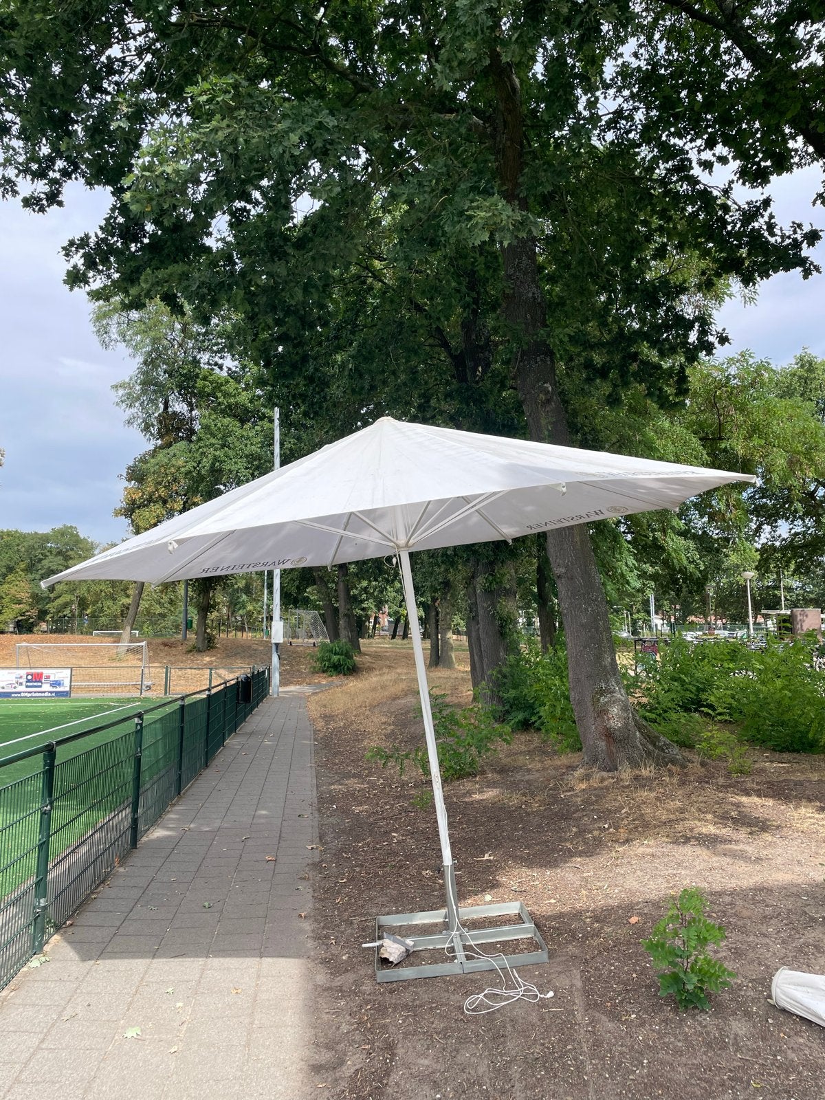 Grote parasol 3 meter diameter - 2 stuks beschikbaar, Tuin en Terras, Ophalen, Gebruikt, 2 tot 3 meter, Stokparasol