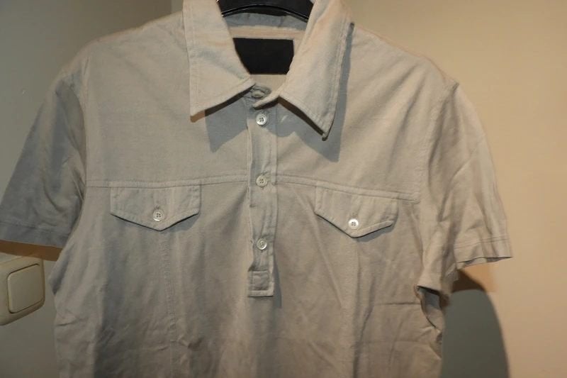 Prada heren shirt borstzakjes merk stiksel onderkant M, Kleding | Heren, Beige, Zo goed als nieuw, Prada, Verzenden
