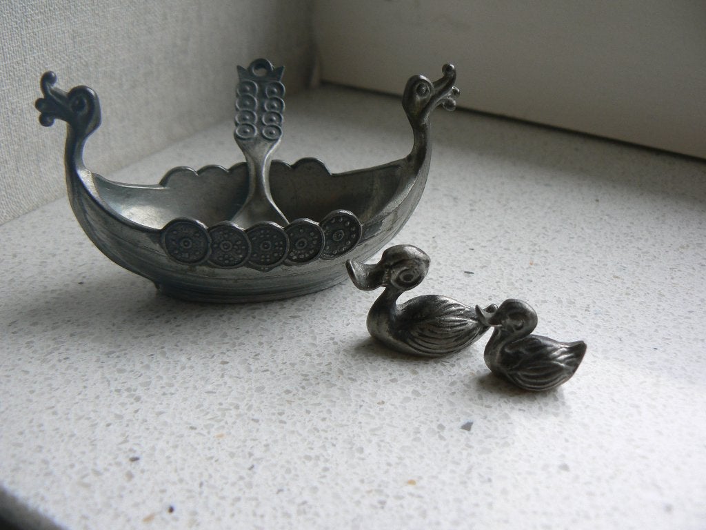 Zoutbootje Tin + lepeltje eendjes  Vikingschip Handstopt TPB, Antiek en Kunst, Antiek | Tin, Ophalen of Verzenden