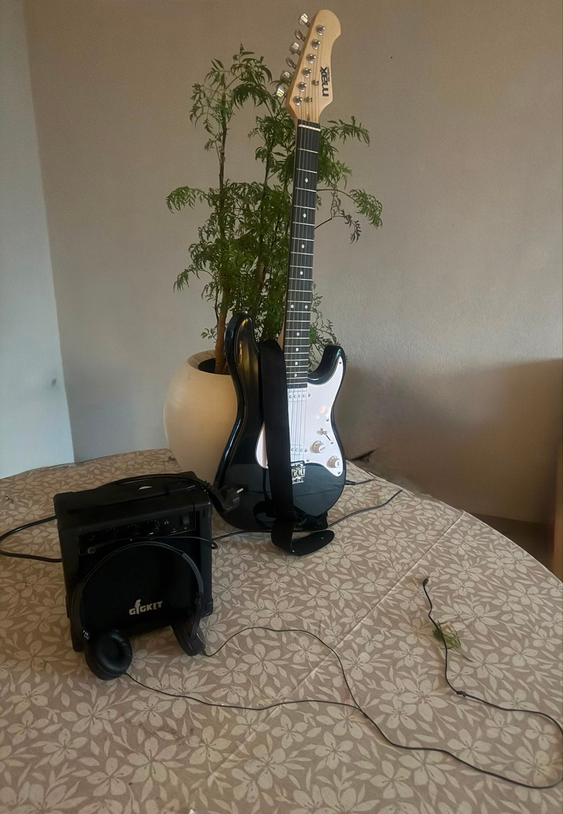 Elektrische gitaar set + versterker, Muziek en Instrumenten, Snaarinstrumenten | Gitaren | Elektrisch, Met versterker, Zo goed als nieuw