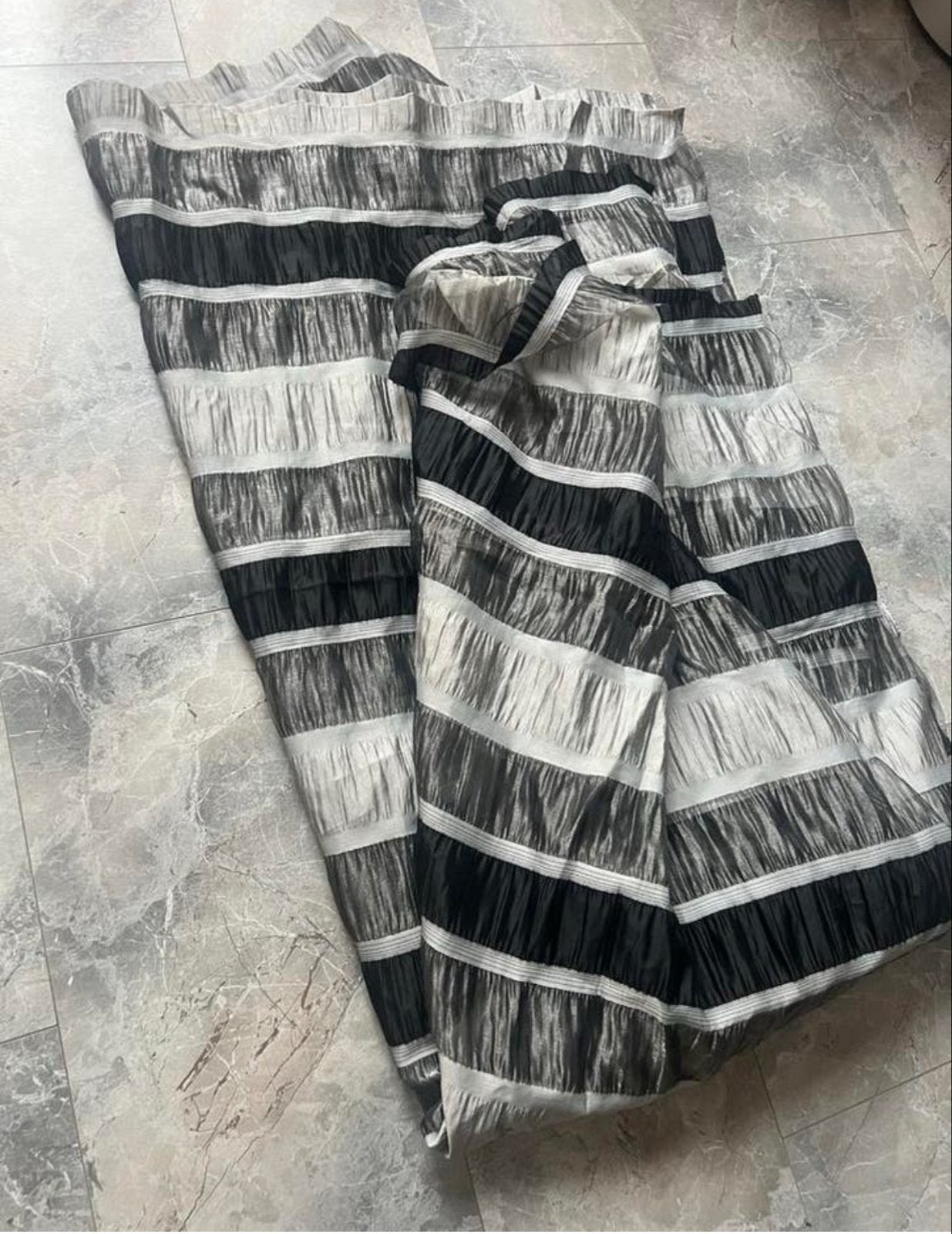 Krimpel organza stof grijs/zwart gestreept - 4.20m, Overige materialen, Meerkleurig, 120 cm of meer, Ophalen of Verzenden