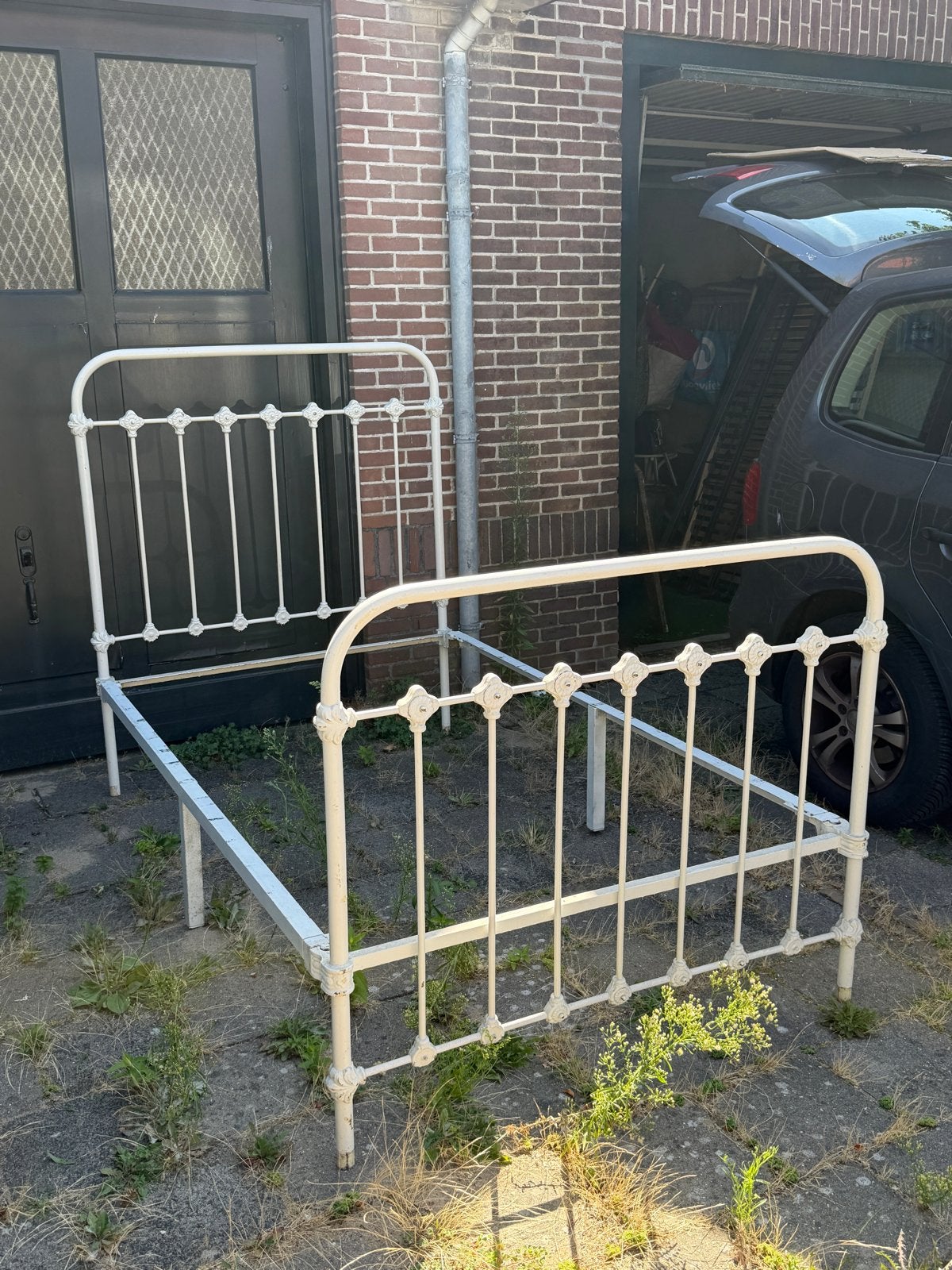 Oud wit Frans spijlenbed - Vintage metalen bedframe, Ophalen
