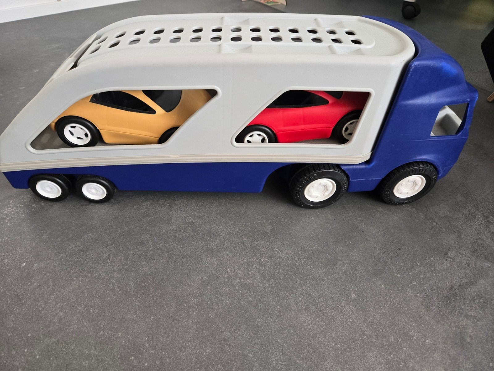 Little Tikes Grote speelgoed autotransporter met 2 auto's, Kinderen en Baby's, Ophalen, Gebruikt