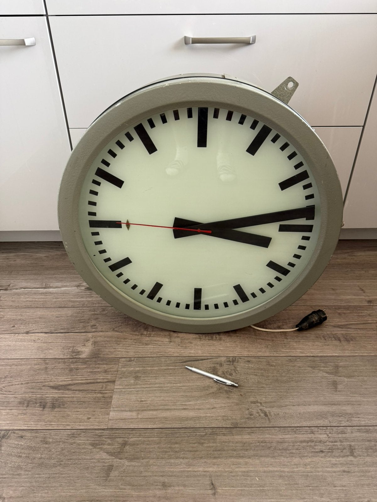 Stationsklok te koop., Ophalen, Zo goed als nieuw, Wandklok