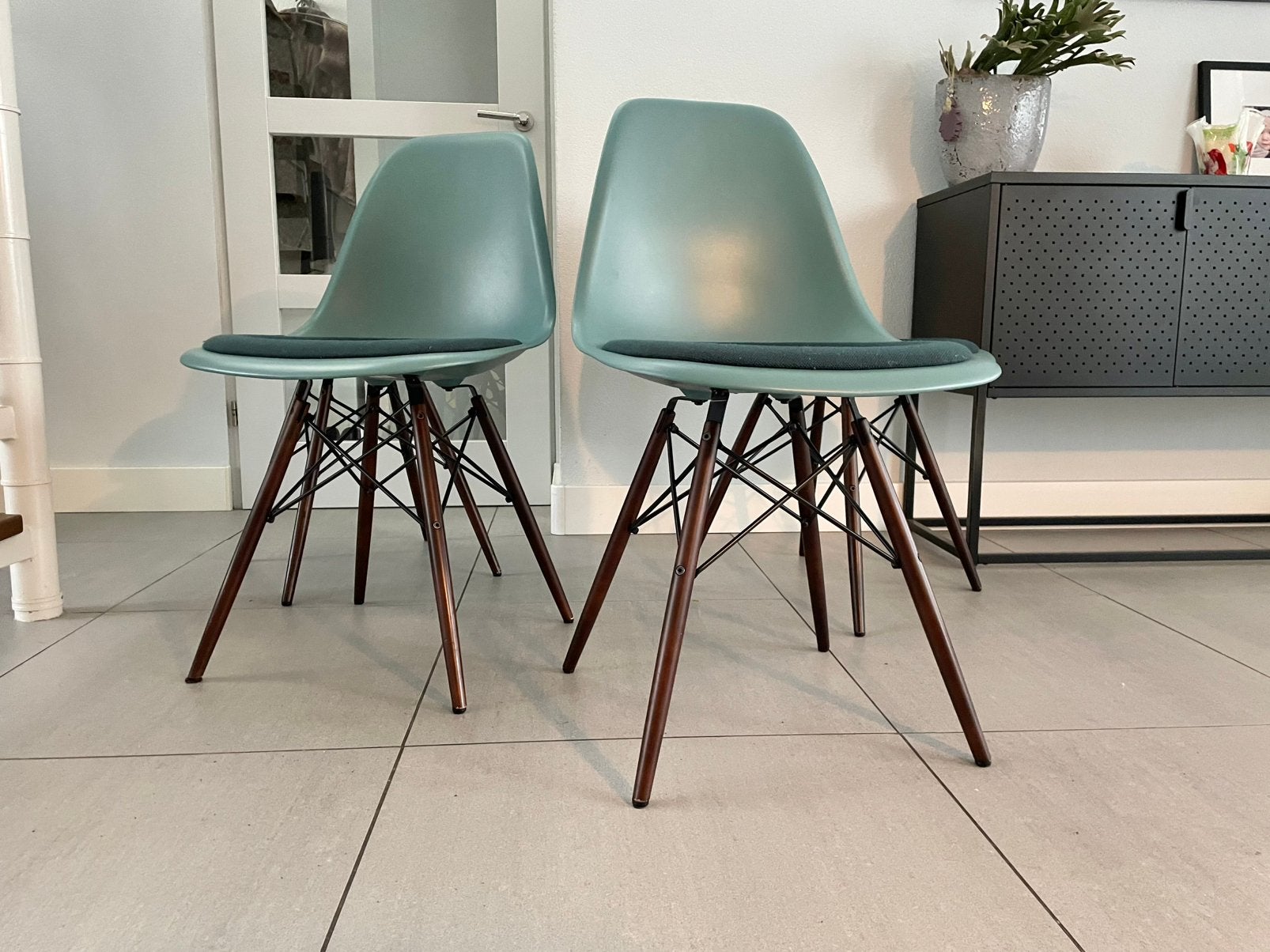 Vitra Eames stoelen ocean groen dsw donker, Huis en Inrichting, Stoelen, Vitra, Overige kleuren, Ophalen of Verzenden, Zo goed als nieuw