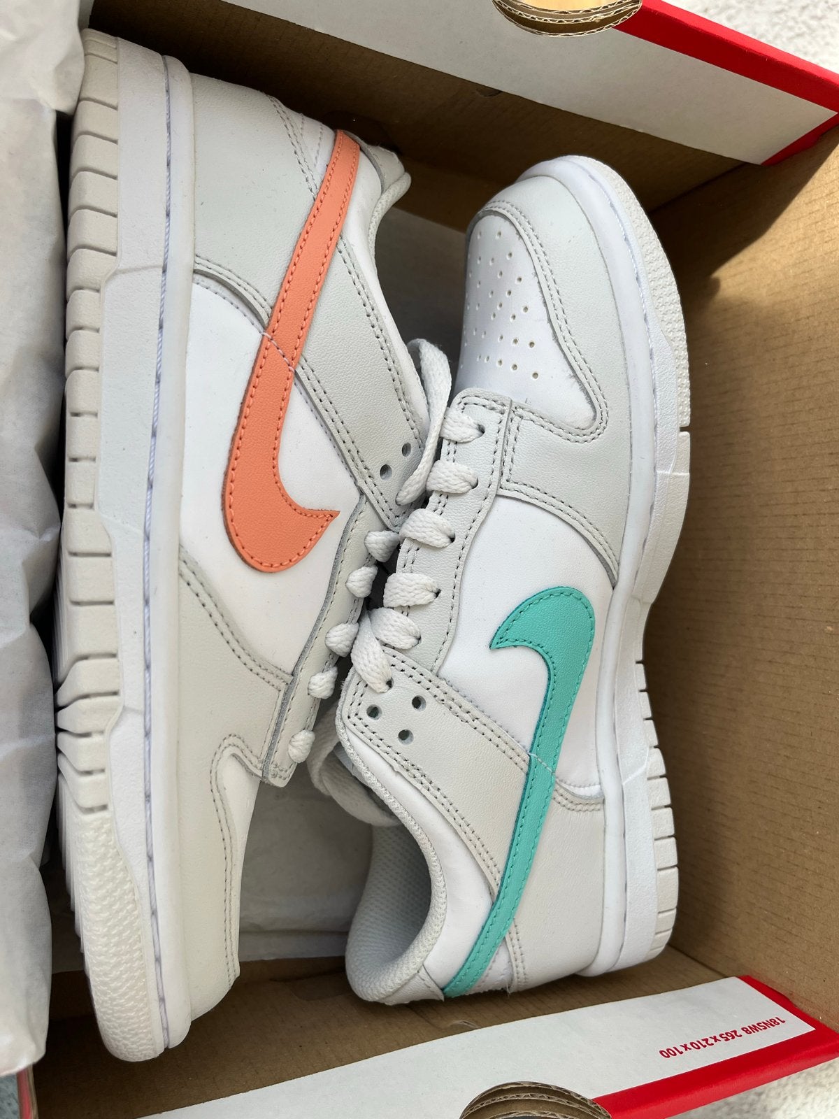 Nike Dunk Low (GS) - Wit met Oranje/Turquoise Swoosh, Kleding | Dames, Schoenen, Ophalen, Nieuw, Wit, Sneakers of Gympen