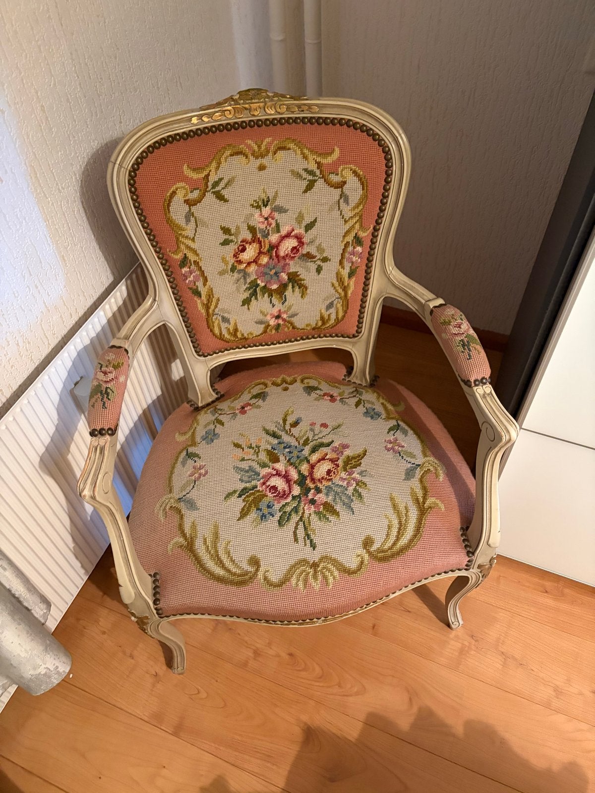 Antieke fauteuil met bloemenborduursel, Ophalen