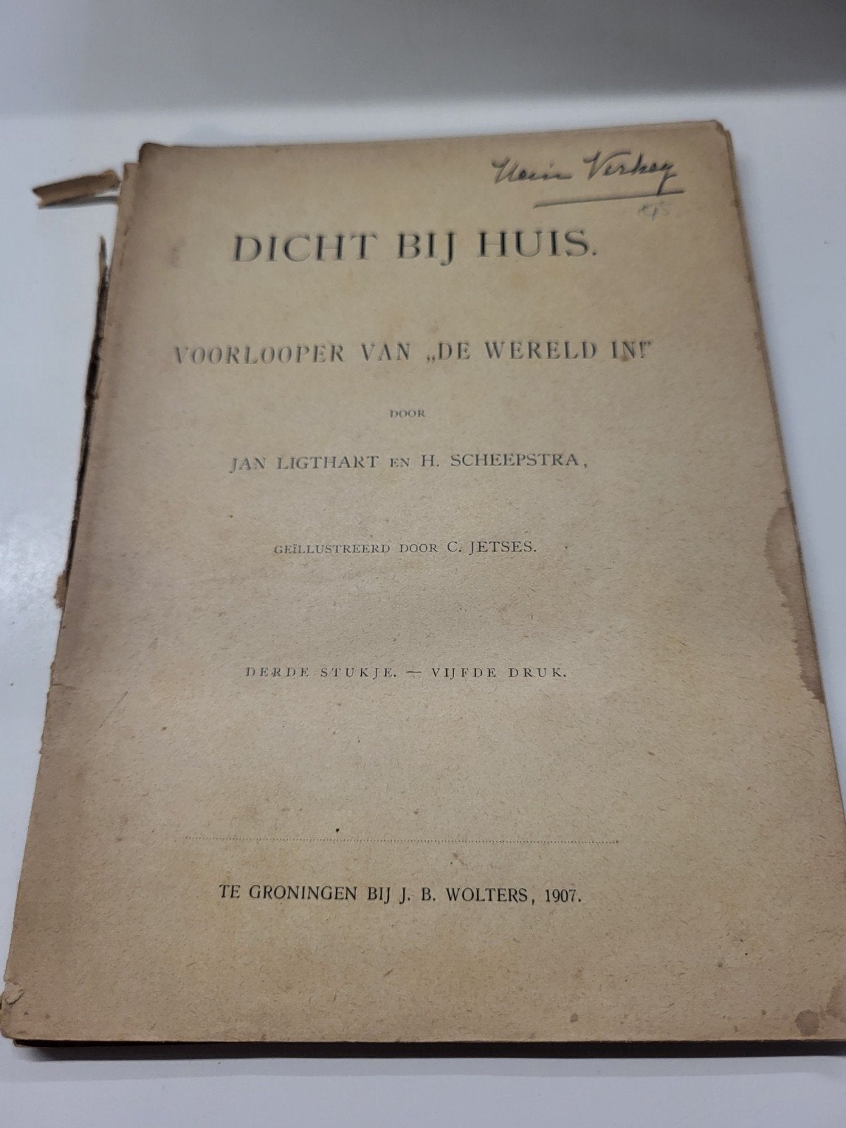 Zeldzame uitgave Dicht bij huis - vijfde druk, Ophalen of Verzenden