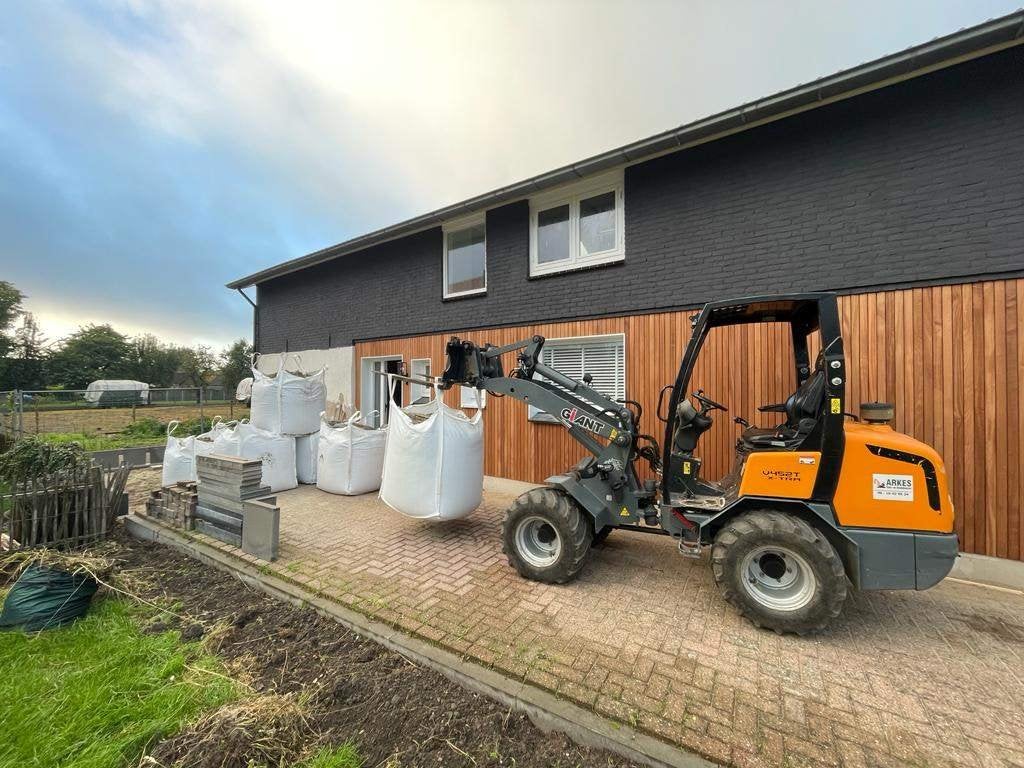 Foto 3 van Wij leveren Zwarte grond compost  Zand Puingranulaat