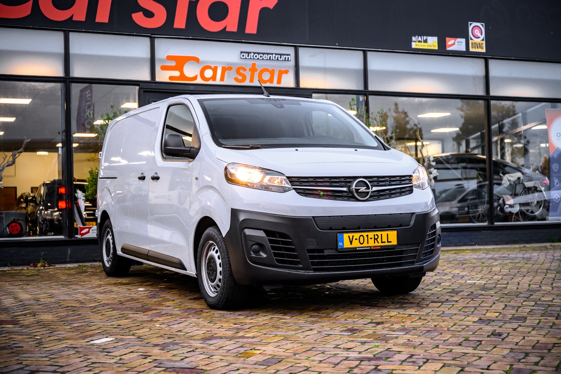 Opel Vivaro-e L2H1 Innovation 50 kWh|3-pers|Camera|Car-Play, Zwart, Opel, 1000 kg, 450 min