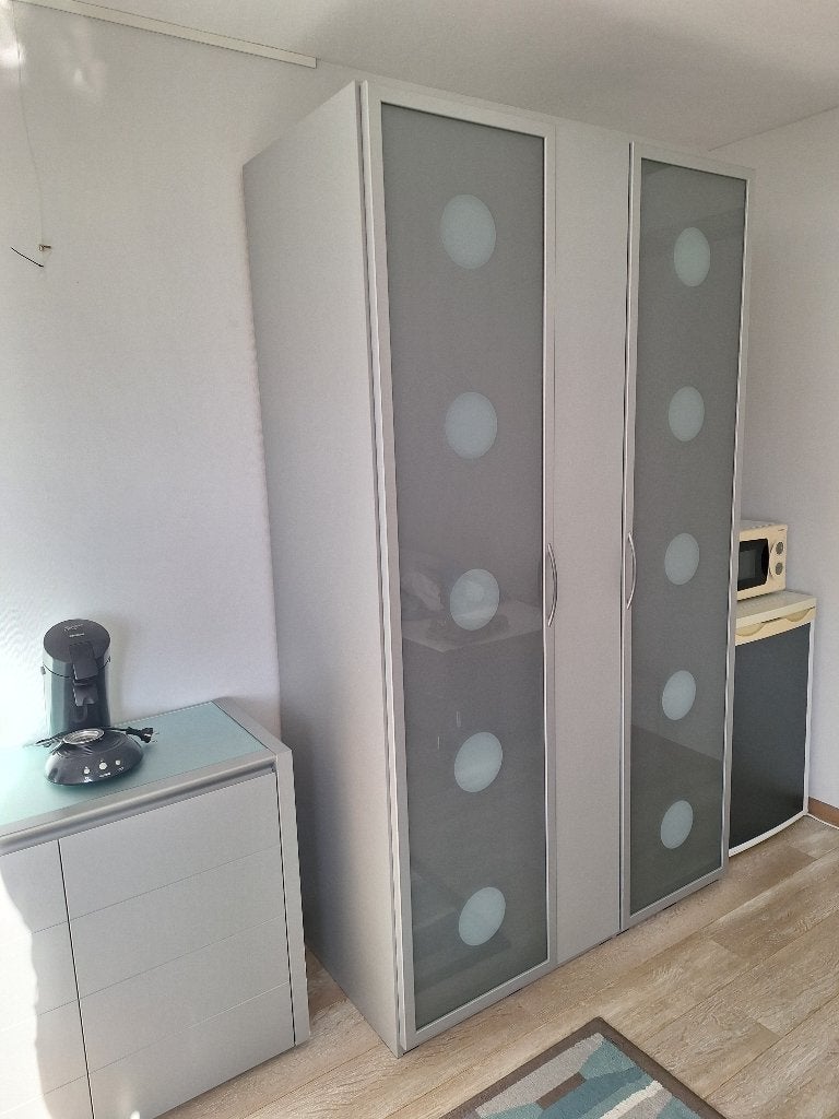 Kledingkast grijs modern, 125cm breed, Huis en Inrichting, Kasten | Kledingkasten, Ophalen, Met deur(en), 100 tot 150 cm, 200 cm of meer