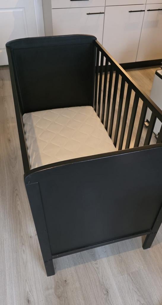 Zwarte ledikant incl matras, Ophalen, Gebruikt, Ledikant