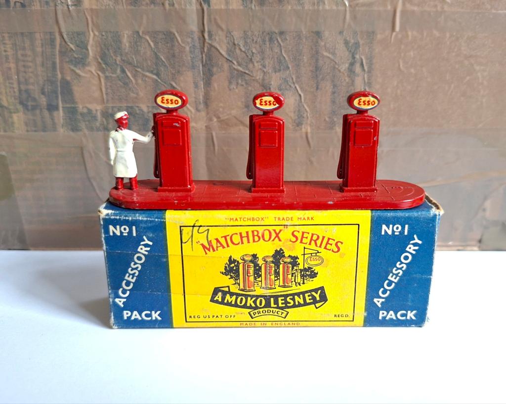 Matchbox accessory pack 1 esso pumps, Ophalen of Verzenden, Zo goed als nieuw, Auto, Matchbox