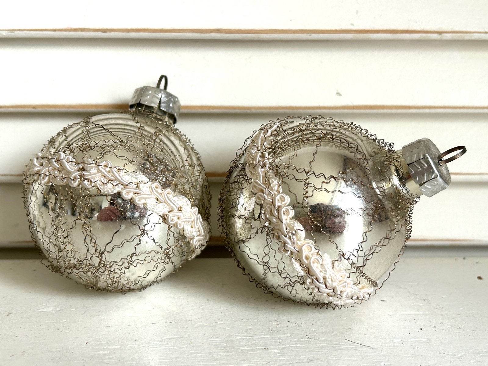 Twee vintage glas kerstballen met leonisch draad zilver, Diversen, Ophalen