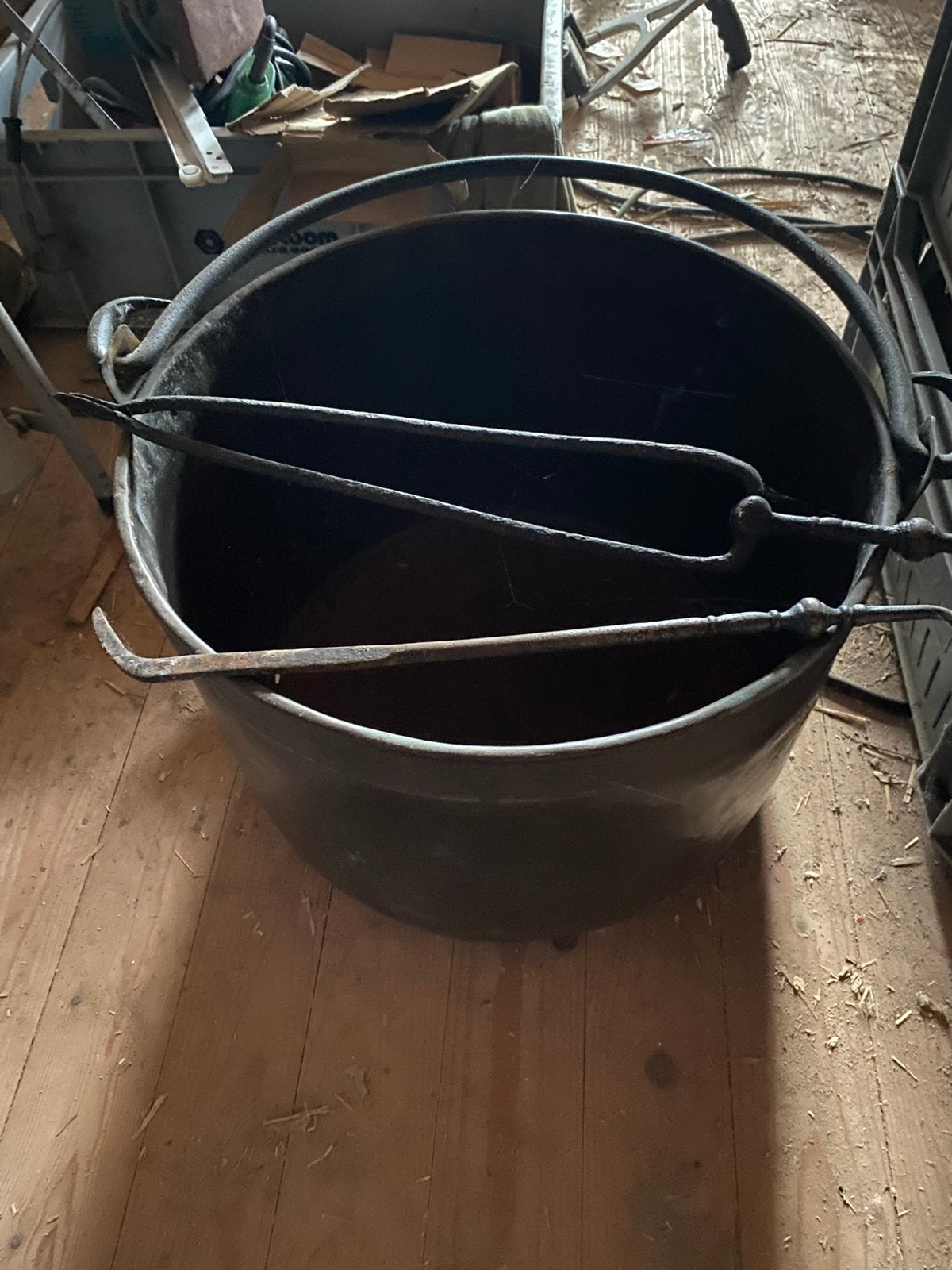 Antieke koperen ketel met pook en kooltjestang ., Ophalen