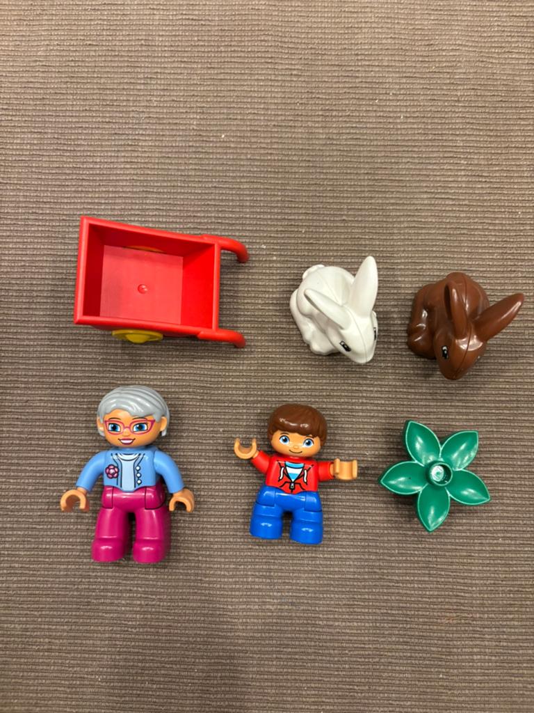 Duplo set: 2 poppetjes, kruiwagen, 2 konijnen, bloem, Kinderen en Baby's, Speelgoed | Duplo en Lego, Inclusief minifiguren, Ophalen of Verzenden
