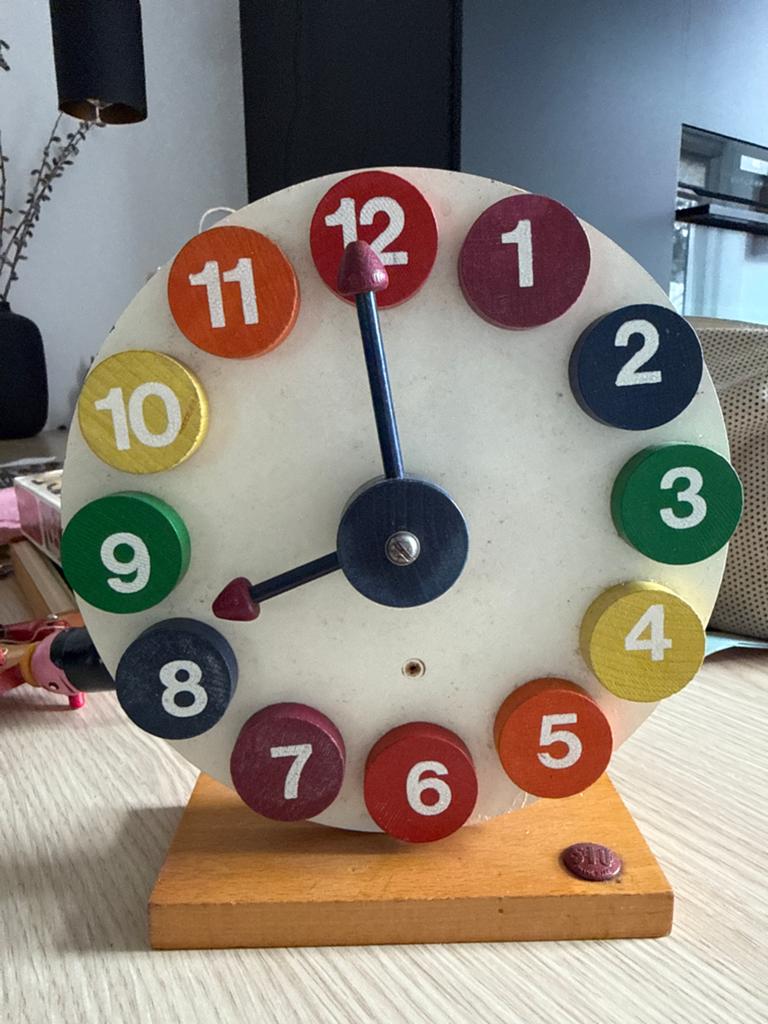 Houten leerklok met gekleurde cijfers, Ophalen of Verzenden, Zo goed als nieuw