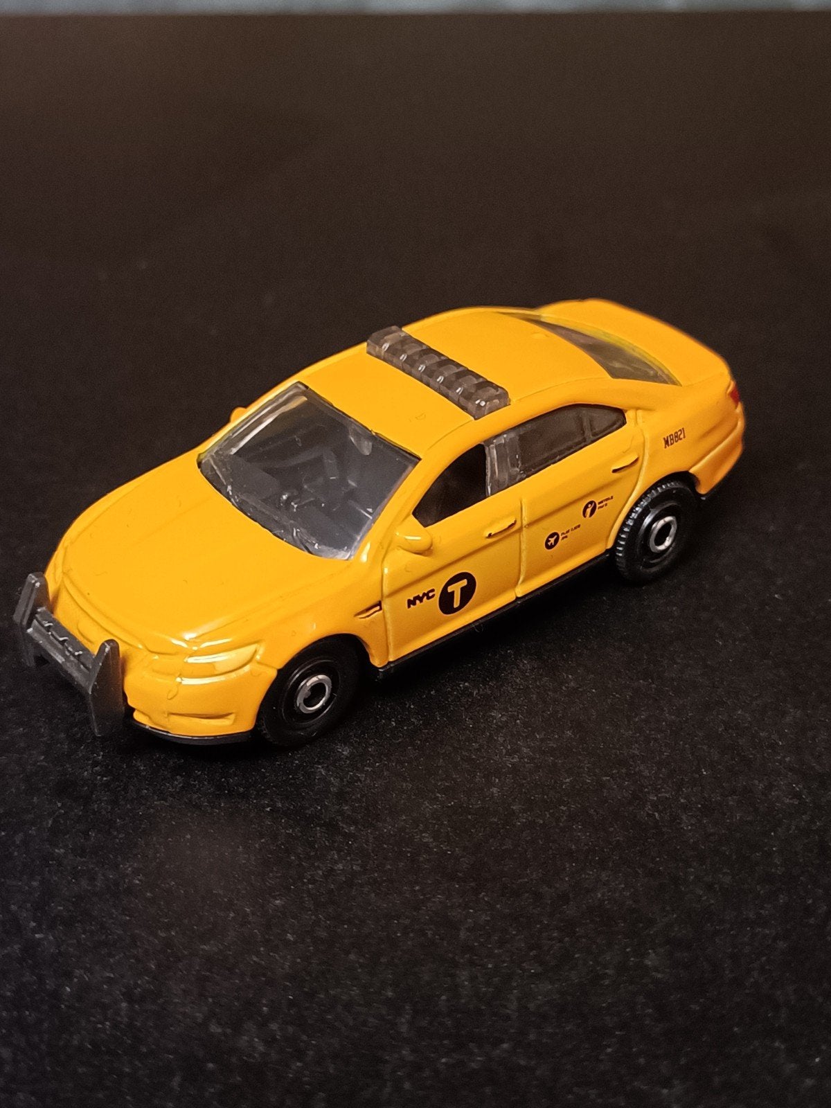 Matchbox Ford Interceptor NYC Taxi - Geel Speelgoedauto, Ophalen of Verzenden, Zo goed als nieuw