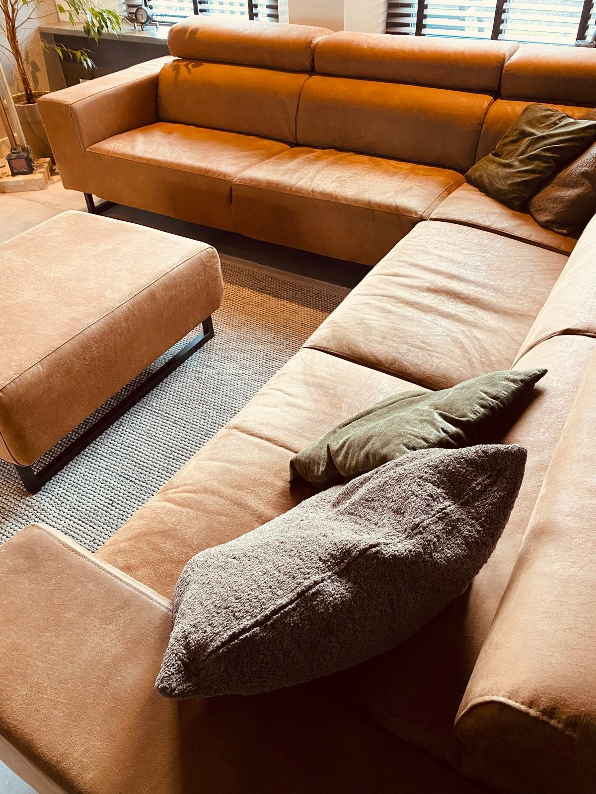 Cognac suède hoekbank met hocker en verstelbare hoofdsteunen, Ophalen, 100 tot 125 cm, Hoekbank, 300 cm of meer