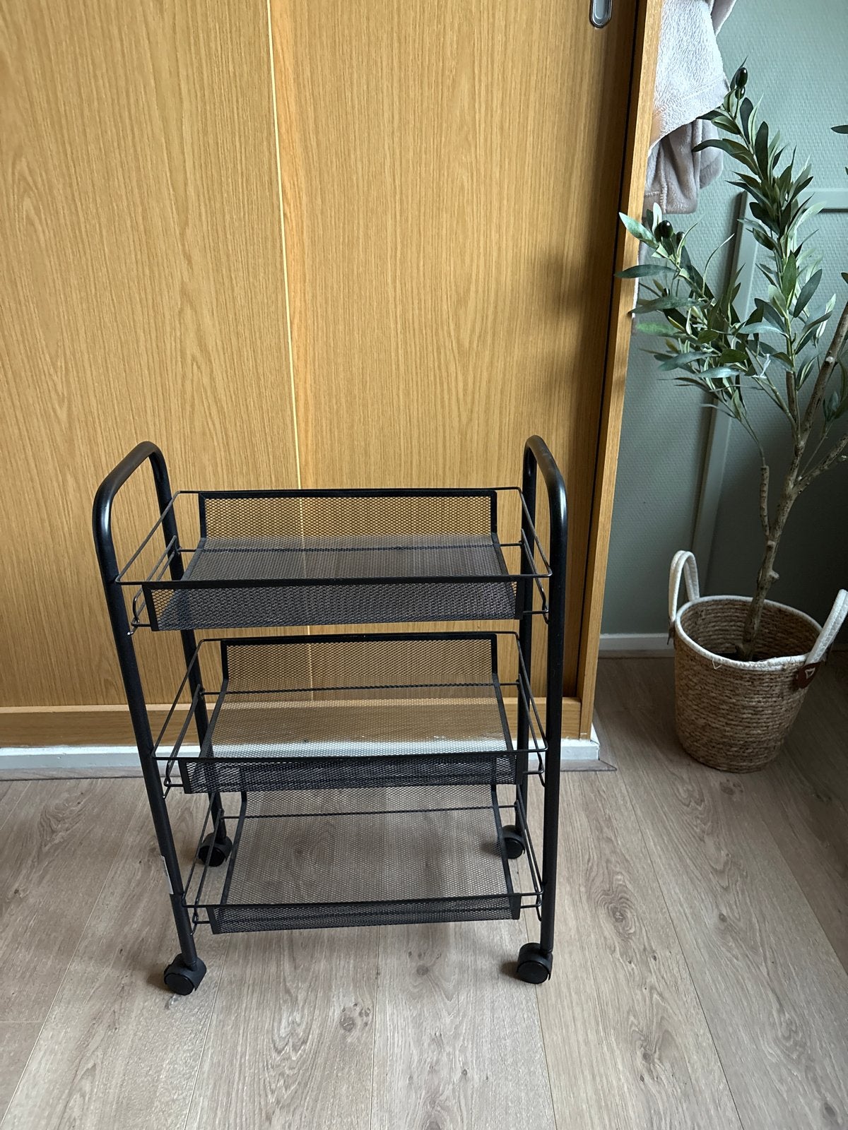 Zwart metalen trolley met 3 etages, Ophalen of Verzenden, Zo goed als nieuw