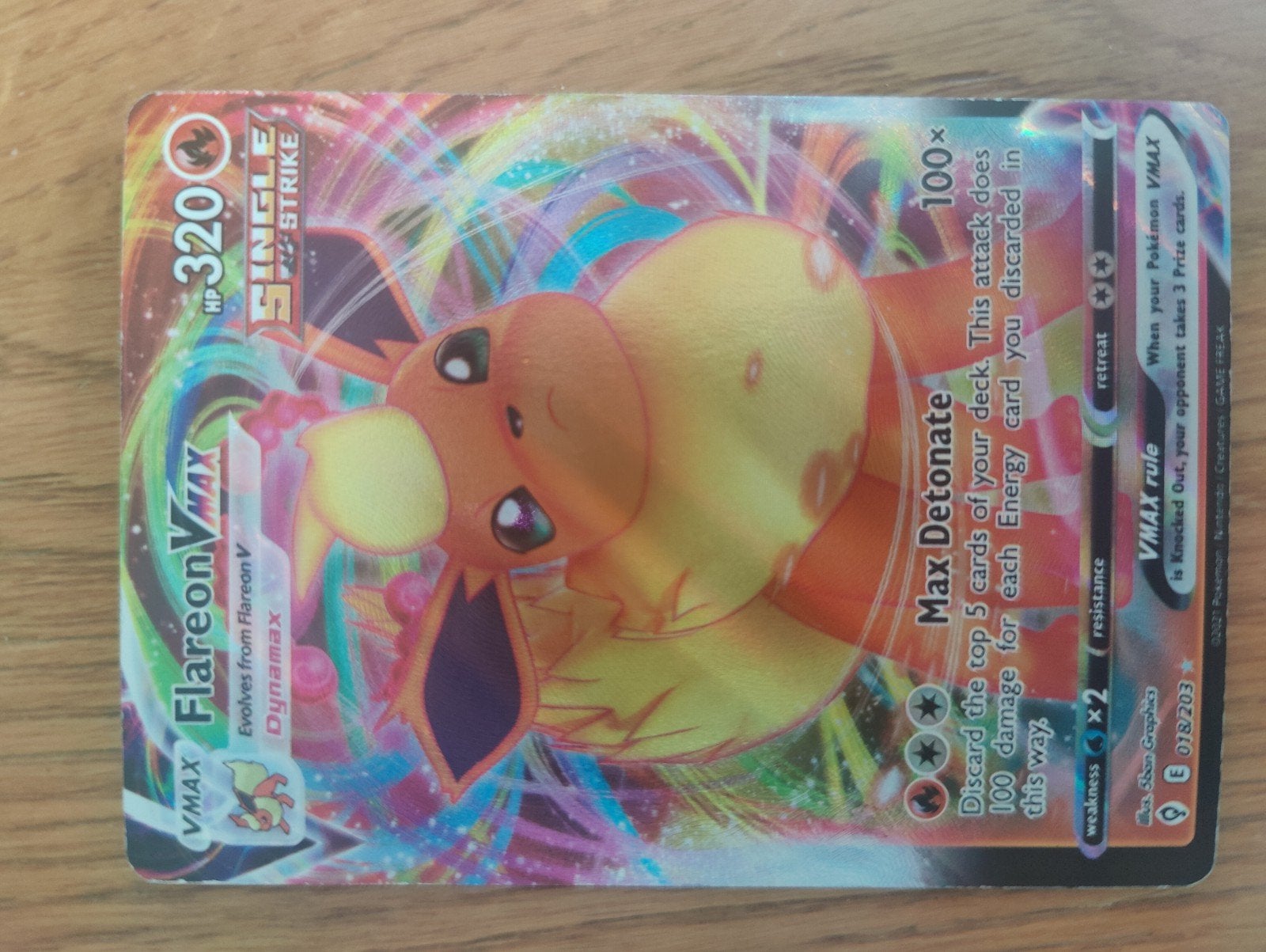Flareon VMAX Pokémon kaart met hoesje, Hobby en Vrije tijd, Verzamelkaartspellen | Pokémon, Ophalen of Verzenden, Zo goed als nieuw