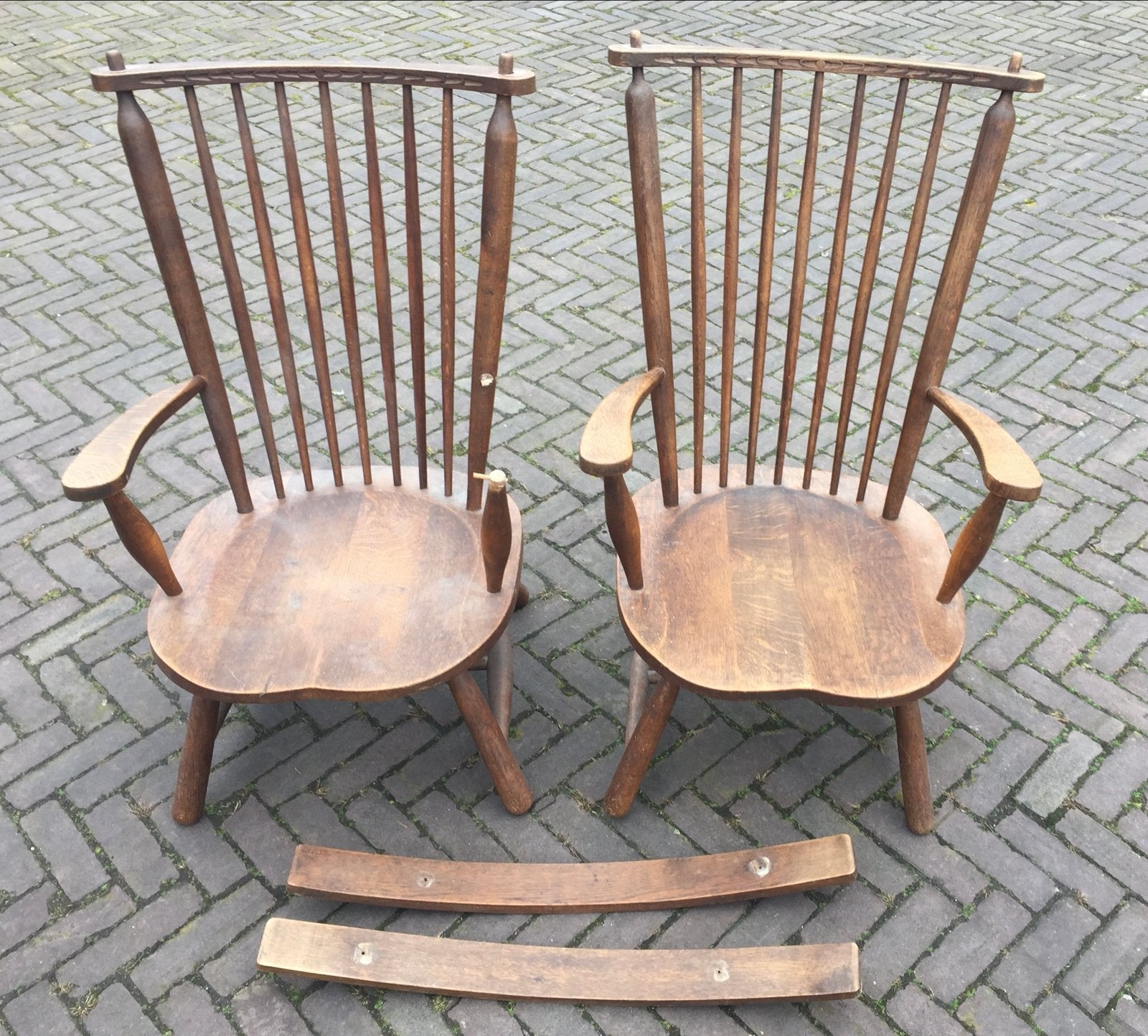 2 vintage eiken houten stoelen / schommelstoel met spijlen, Ophalen