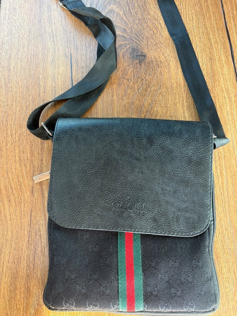 Zwarte Gucci schoudertas, messengerbag, Ophalen of Verzenden, Zo goed als nieuw, Zwart, Schoudertasje