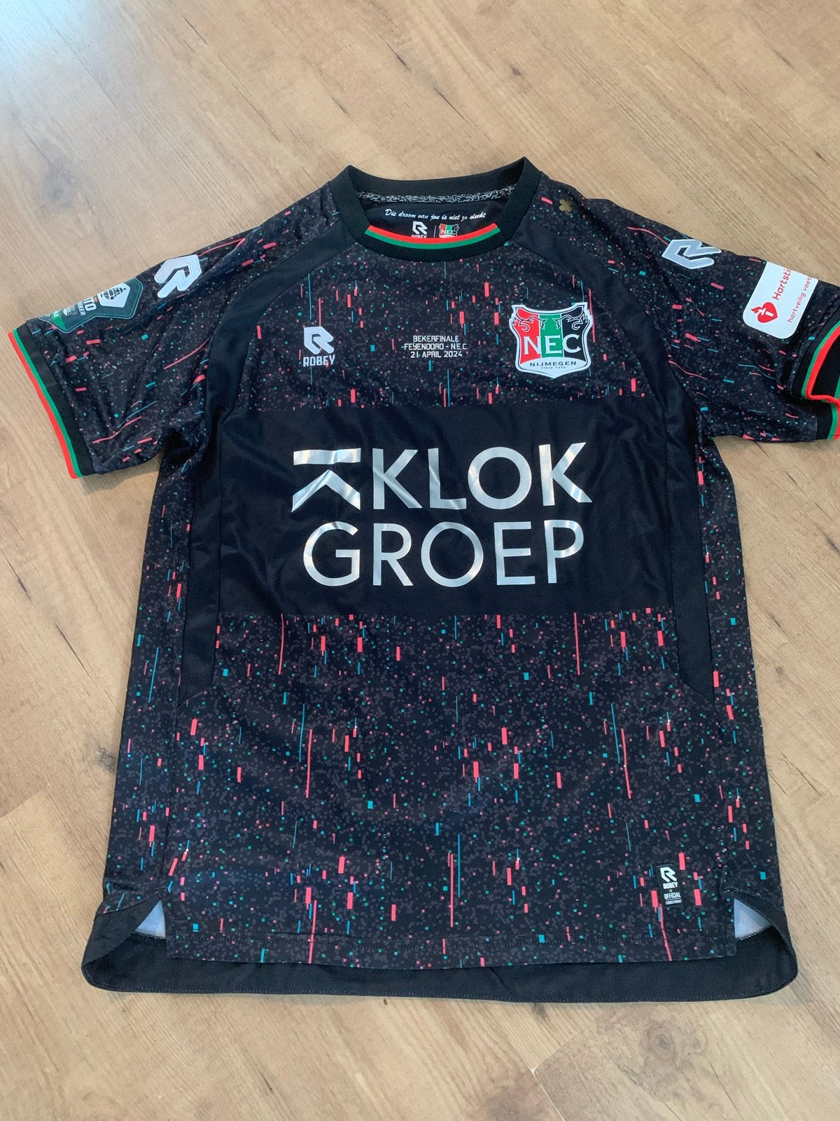 Gesigneerd NEC Bekerfinale Shirt 2024 - Rossen #32, Maat M, Ophalen of Verzenden, Zo goed als nieuw, Shirt
