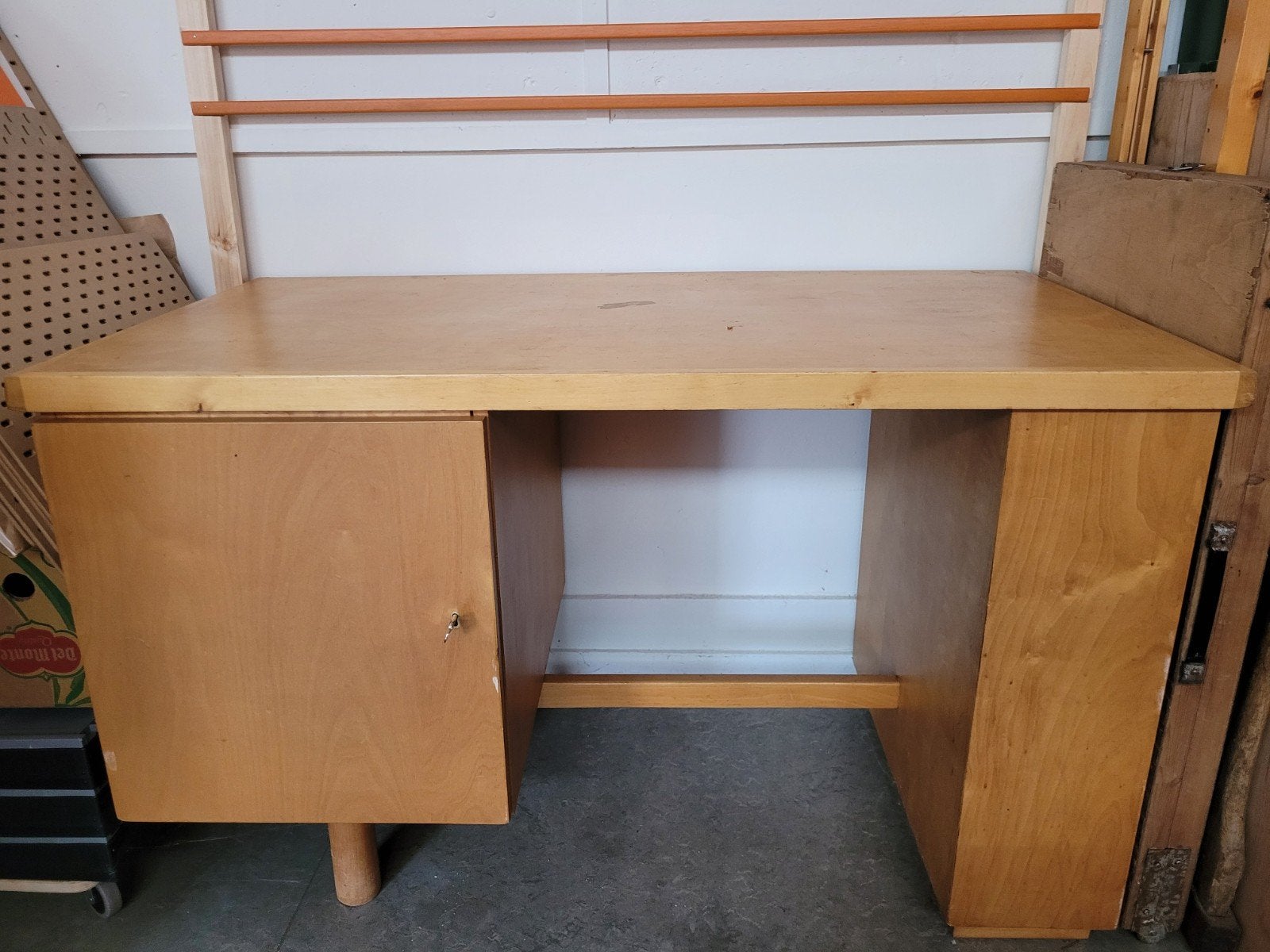 Vintage jaren 50 houten bureau met opbergruimte, Ophalen, Gebruikt, Onbekend@voorbeeld.com, Hout