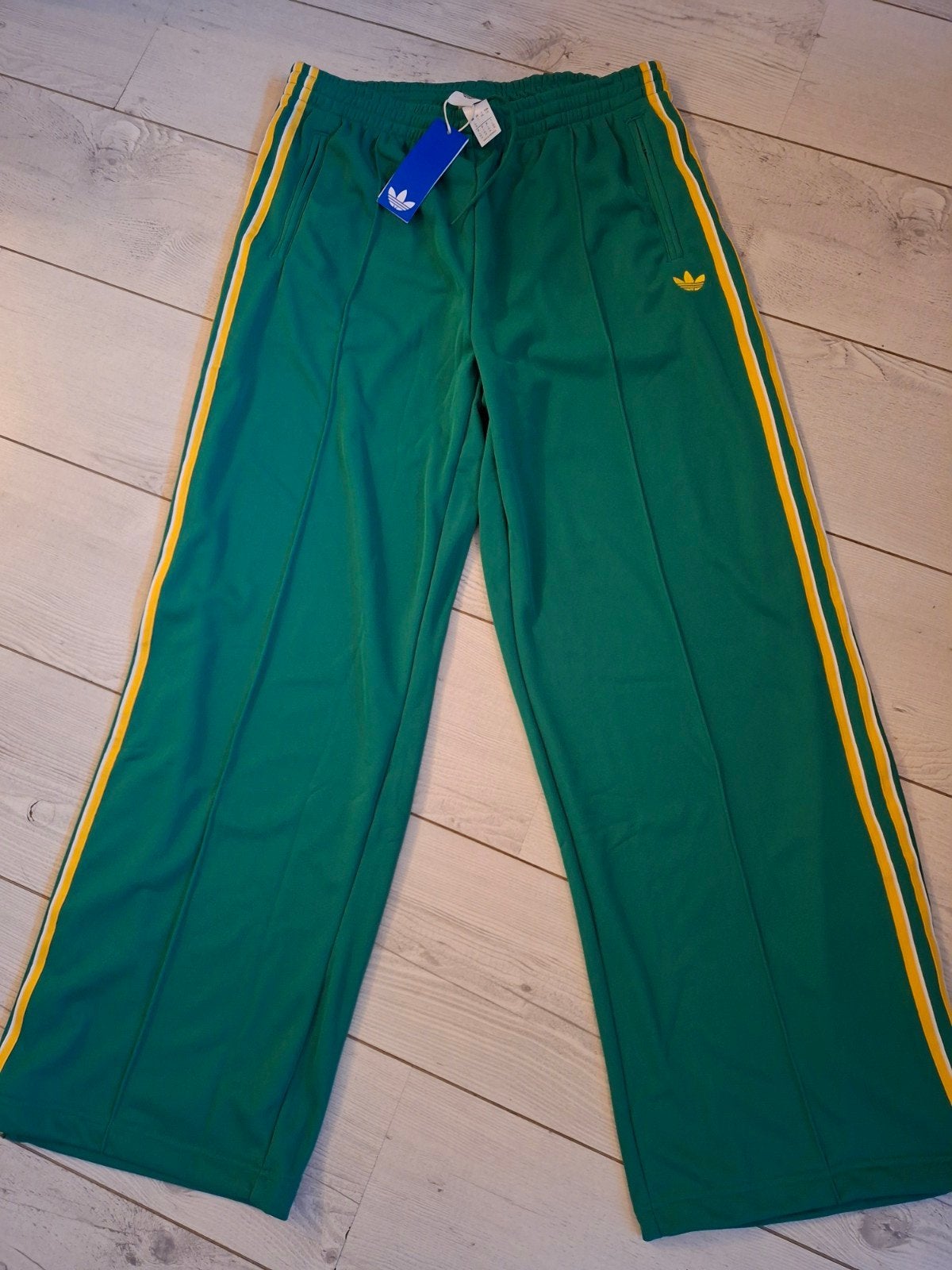 Adidas Loose Fit Broek Groen met Gele Strepen Maat L, Adidas, Maat 42/44 (L), Nieuw, Ophalen of Verzenden