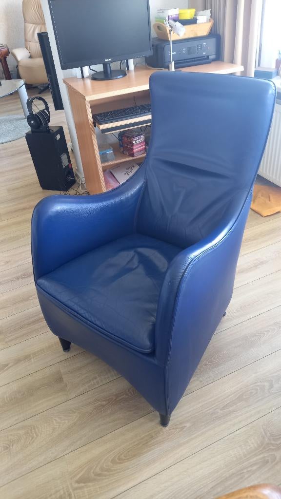 Hippe blauwe leren fauteuil ( stoel ), Huis en Inrichting, Fauteuils, Gebruikt, Minder dan 75 cm, Leer, 50 tot 75 cm