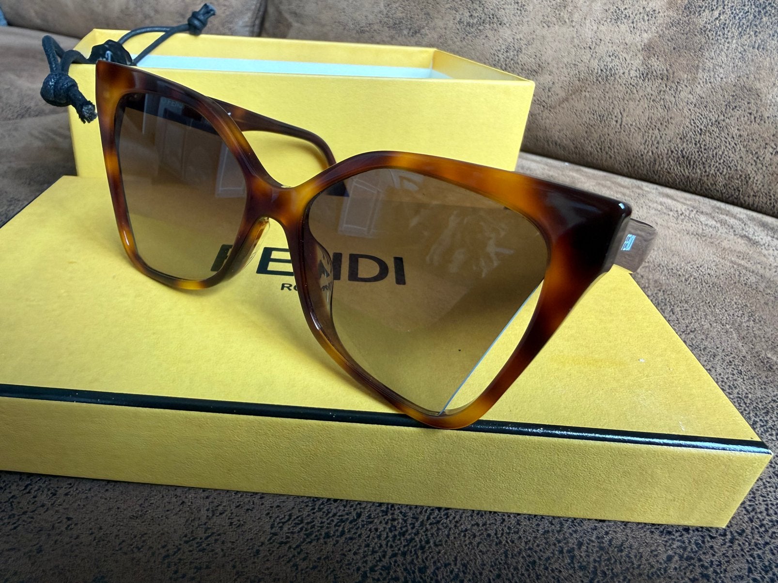 Brand New F Cat-Eye Sunglasses– Brown (With Box,Case & Card), Overige merken, Zonnebril, Bruin, Nieuw