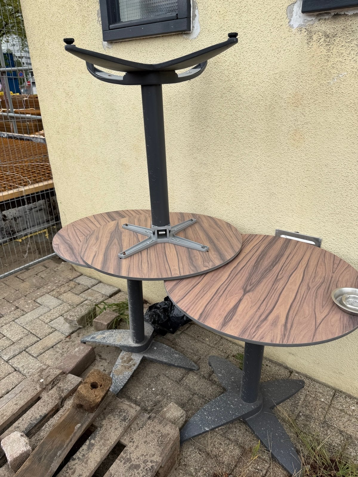 Terrastafels en 4 klaptafels met houtlook blad en 16 stoelen, Ophalen, Gebruikt