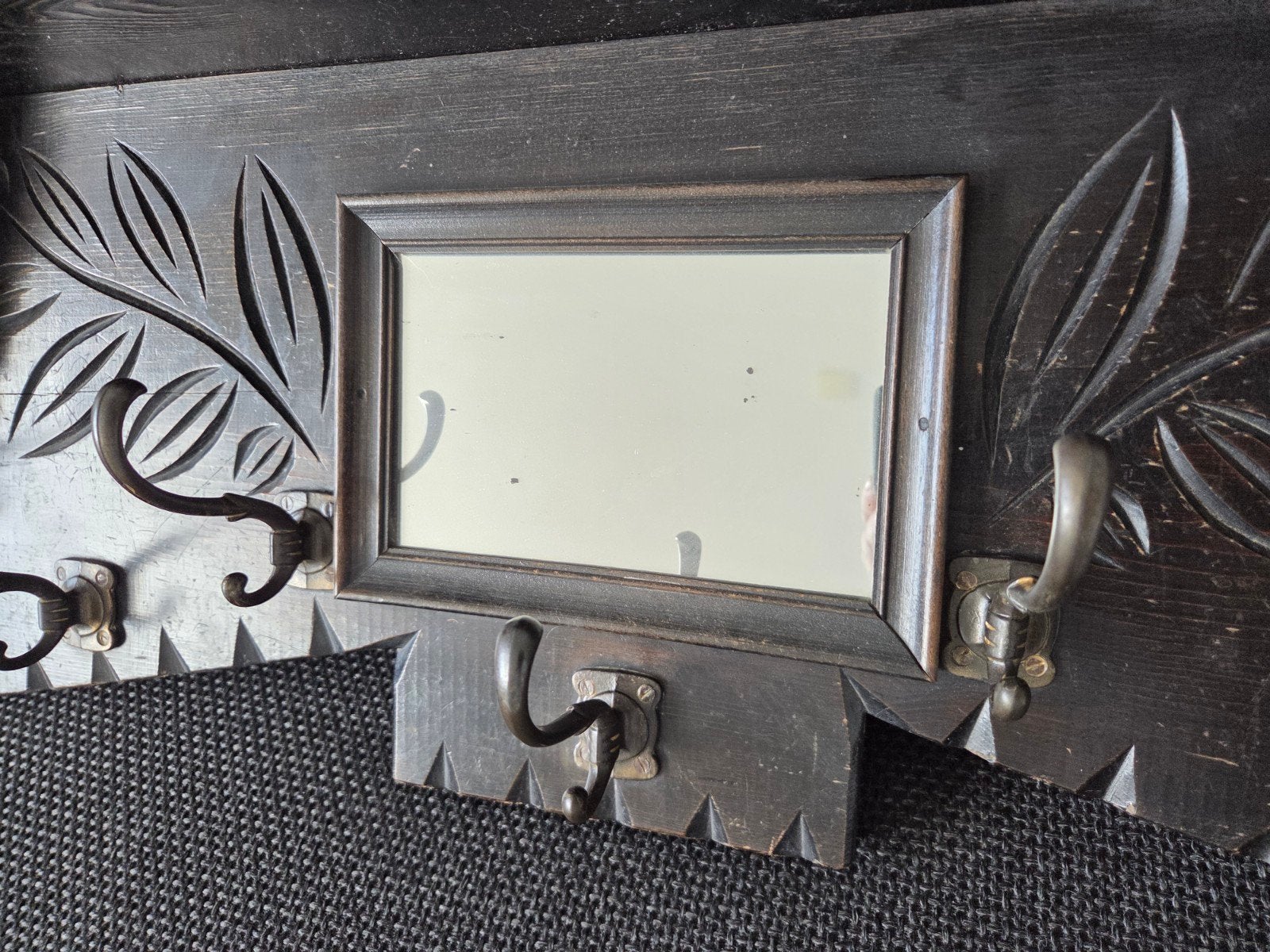 Antieke houten wandkapstok met spiegel en snijwerk, Huis en Inrichting, Woonaccessoires | Kapstokken, Ophalen