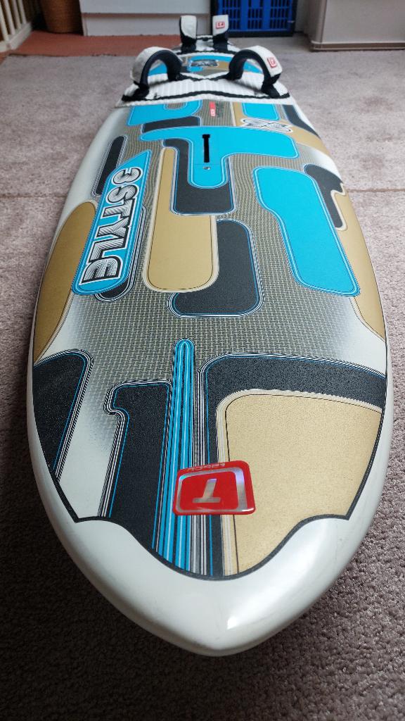 Tabou 3S - 96 L LTD/Carbon -- Zeer goede staat, Watersport en Boten, Windsurfen, Ophalen, Zo goed als nieuw, Plank, Met vin(nen)