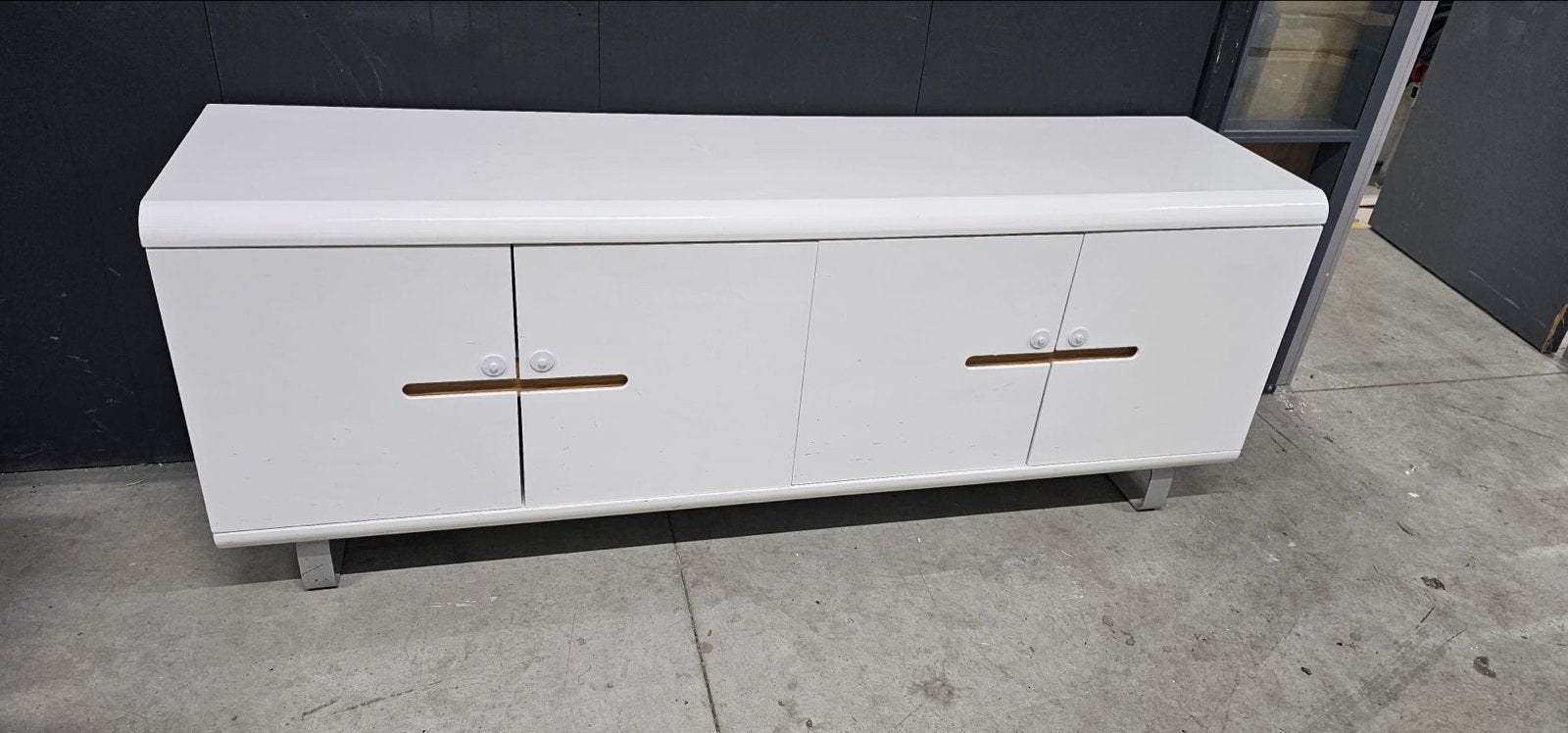 Strak wit dressoir met 4 deuren en houten accenten, Overige materialen, Gebruikt, 150 tot 200 cm, Ophalen of Verzenden