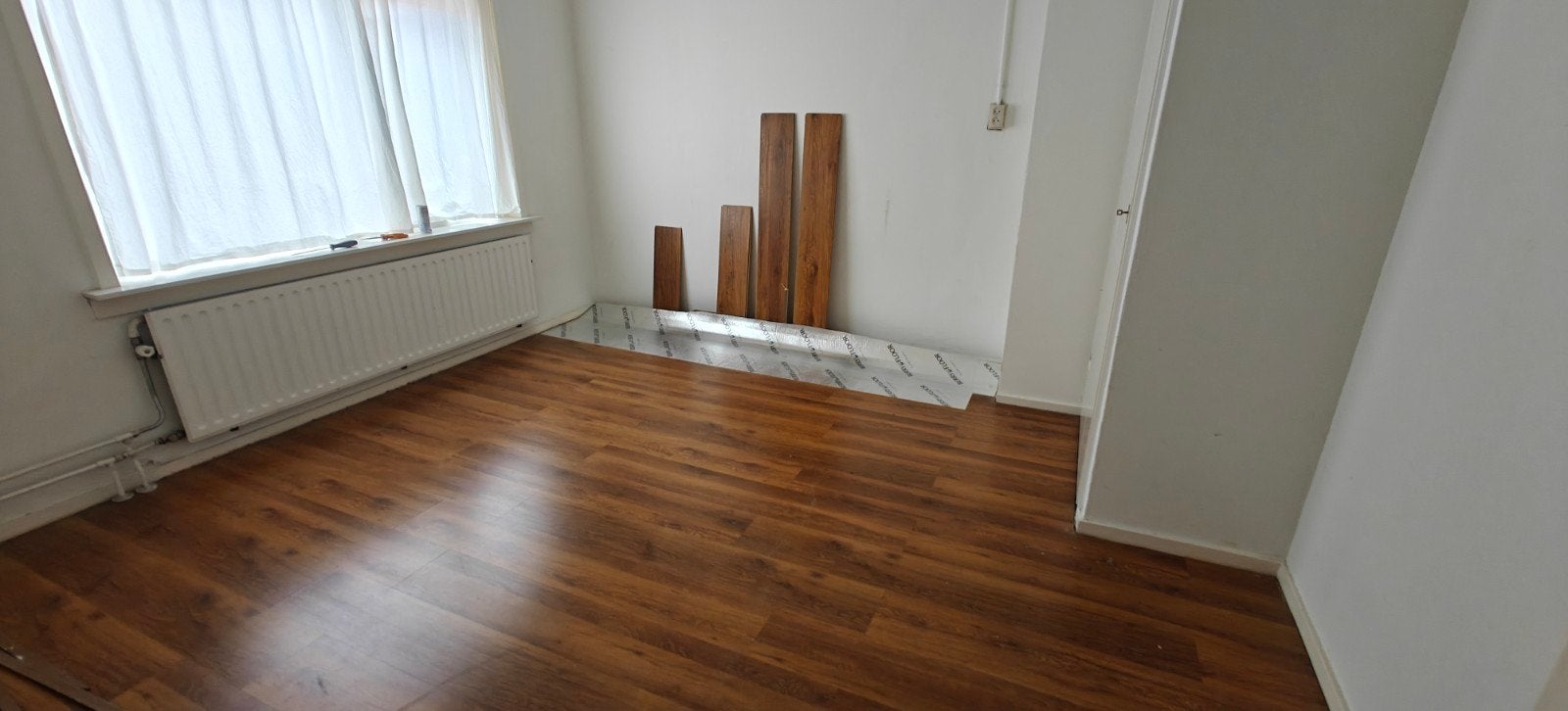 Gratis laminaat voor kamer van 3.6 x 3.4 meter, Huis en Inrichting, Stoffering | Vloerbedekking, Ophalen, Gebruikt, Bruin, 10 tot 25 m²