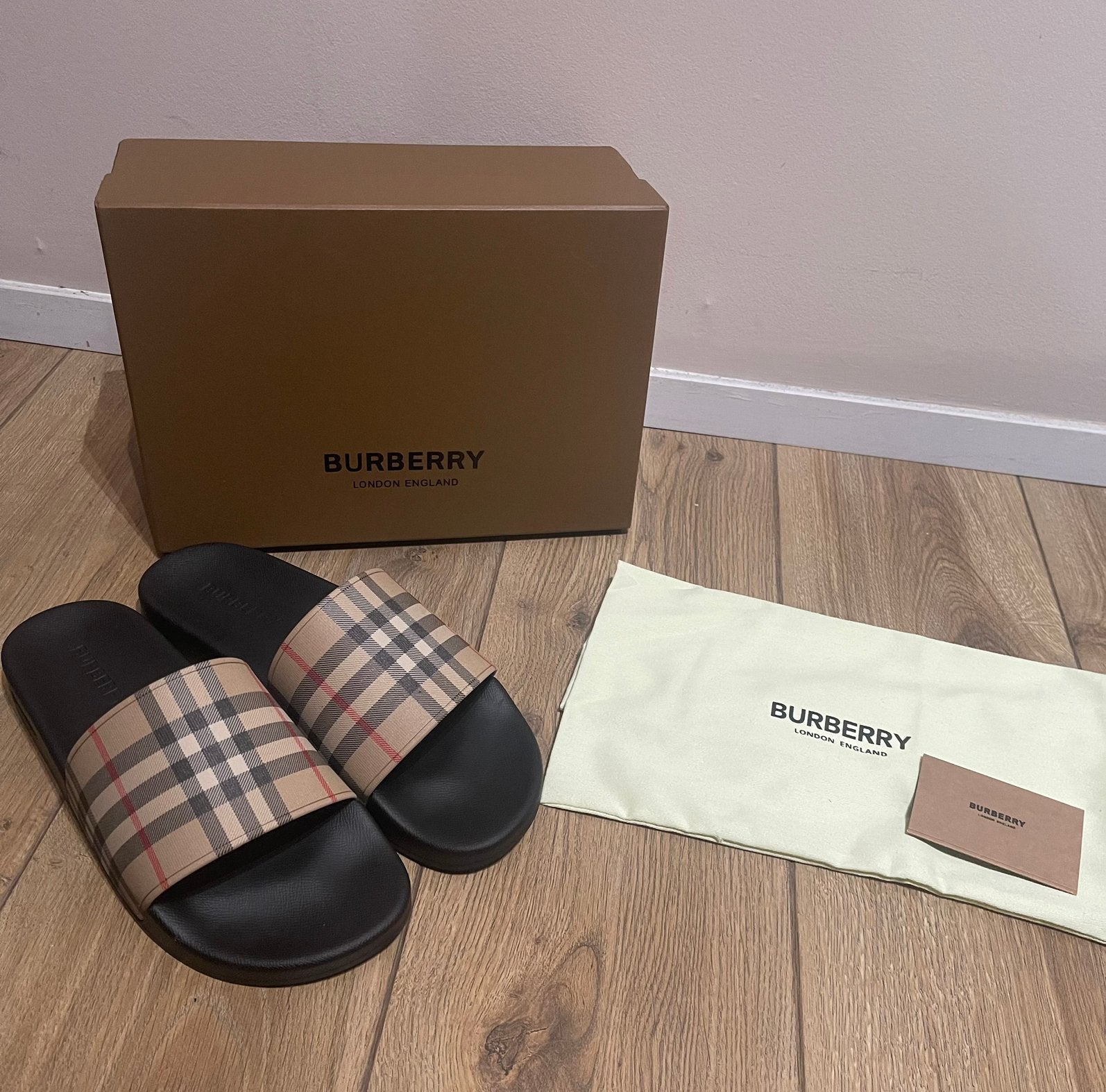 Burberry Slides, Kleding | Heren, Schoenen, Slippers, Zwart, Ophalen of Verzenden, Zo goed als nieuw