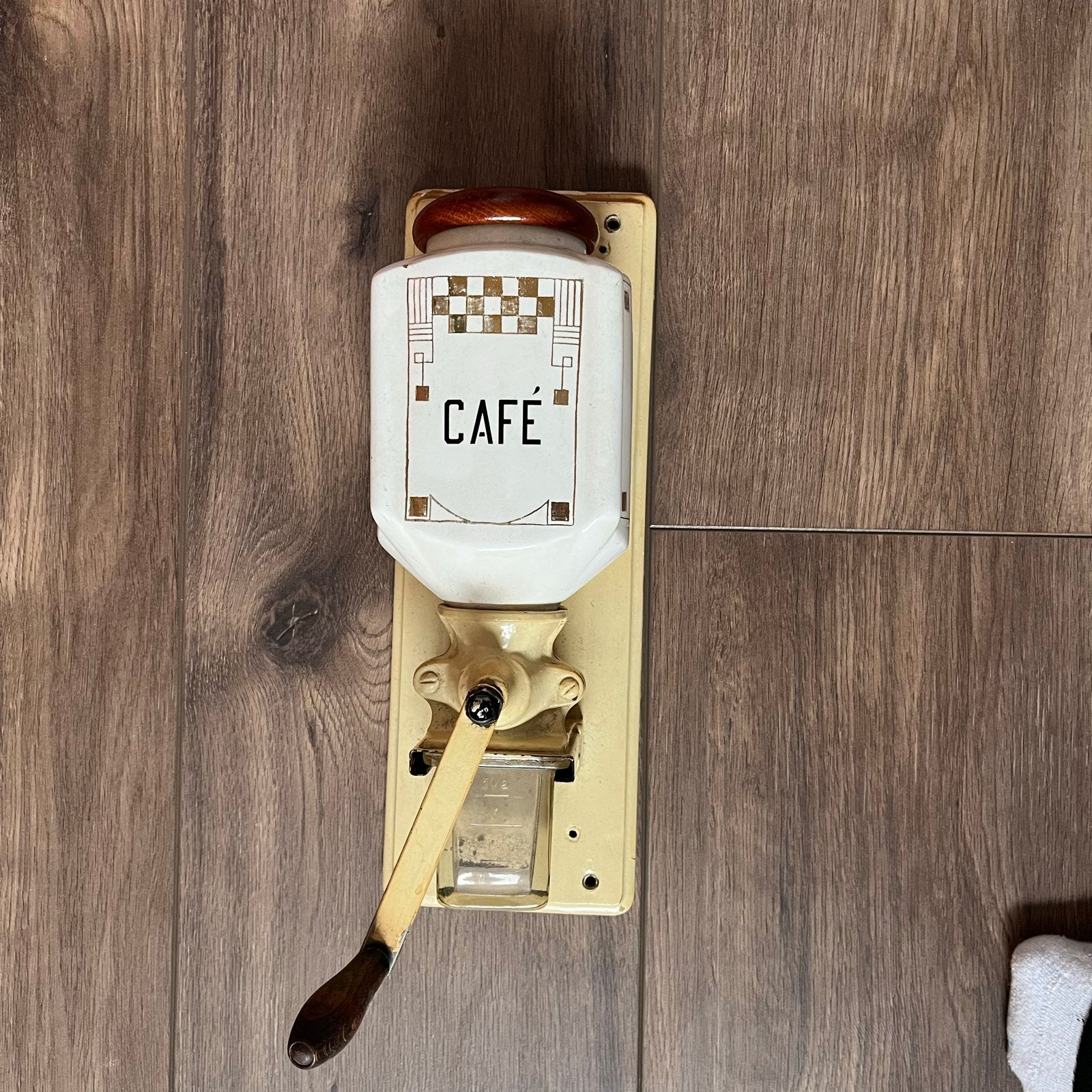 Vintage wandkoffiemolen - Decoratief en functioneel, Antiek en Kunst, Antiek | Keukenbenodigdheden, Ophalen