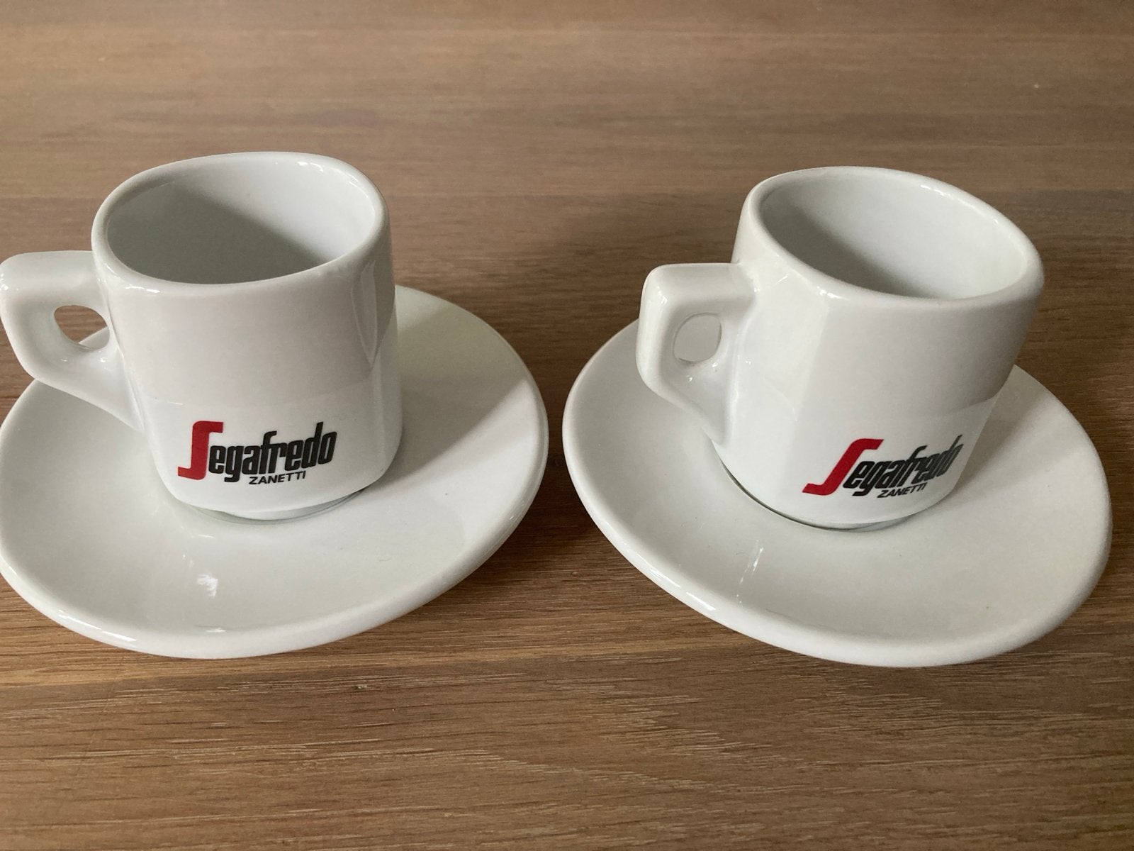 Segafredo Zanetti espressokopjes met schotels (2 stuks), Overige merken, Keramiek, Ophalen of Verzenden, Zo goed als nieuw