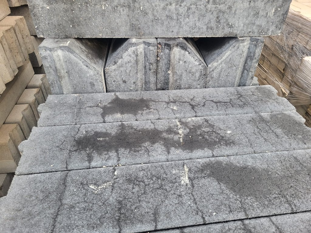 44 st zo goed als nieuwe betonbanden zwart 20x25x100, Ophalen, Biels, Zo goed als nieuw, Beton