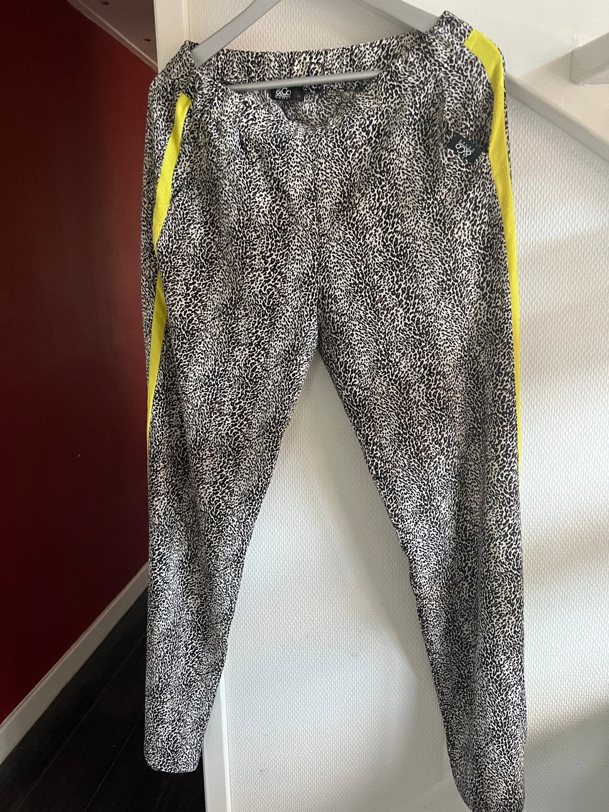 Leopardprint broek met neongele streep - &Co Woman, Maat 38/40 (M), Zwart, Ophalen of Verzenden, Zo goed als nieuw