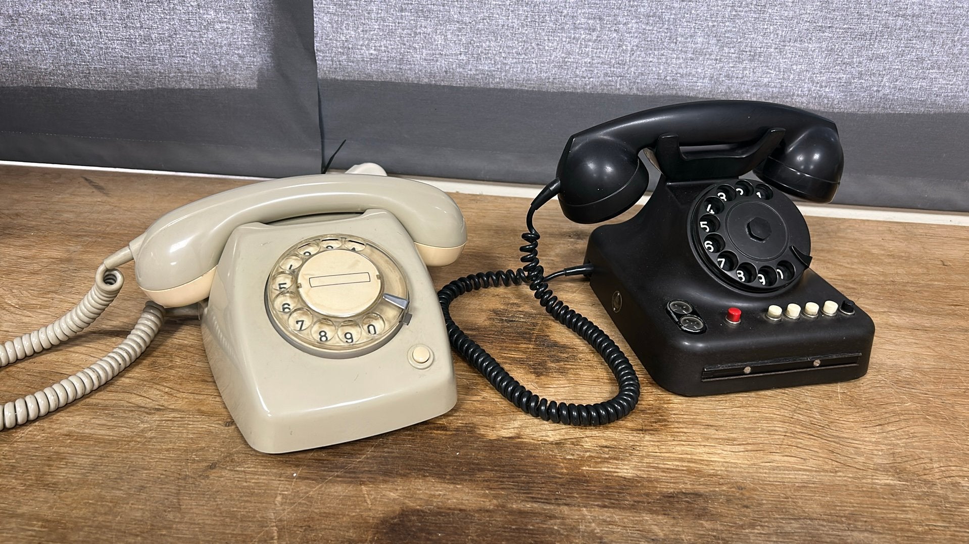 Oude antirke PTT telefoons. Type 1950 en type T65., Ophalen of Verzenden, Gebruikt, Bakeliet
