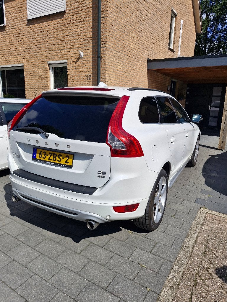 Volvo XC60 2.4 D5 R-Design Automaat | 2012 | 3e eigenaar, Auto's, Automaat, Dealer onderhouden, 15 km/l, Zwart