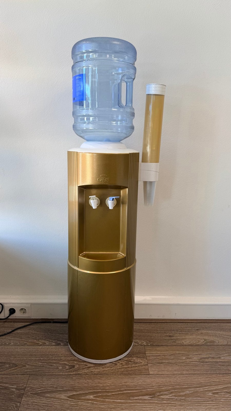 Oasis Waterkoeler met flessen water en bekerhouder, Ophalen, Gebruikt, Waterkoeler