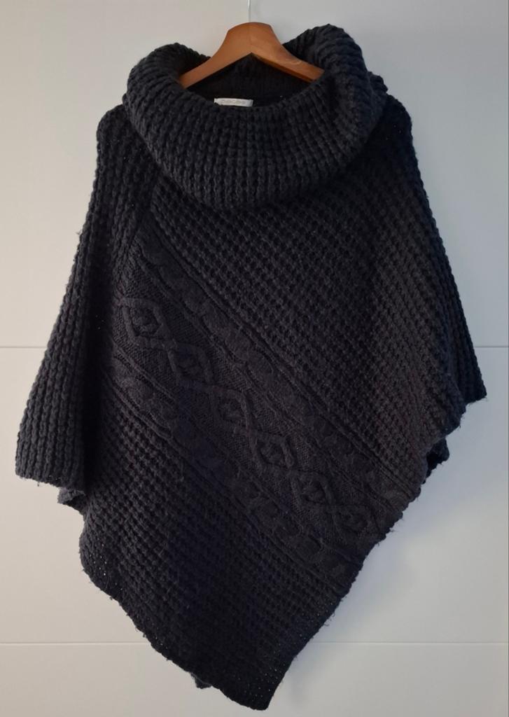 Leuke donkerblauwe poncho van Pieces, Kleding | Dames, Mutsen, Sjaals en Handschoenen, Pieces, Ophalen of Verzenden, Zo goed als nieuw