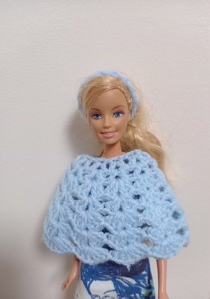 Barbie kleertjes poncho met haarband lichtblauw  , Verzenden, Nieuw, Barbie