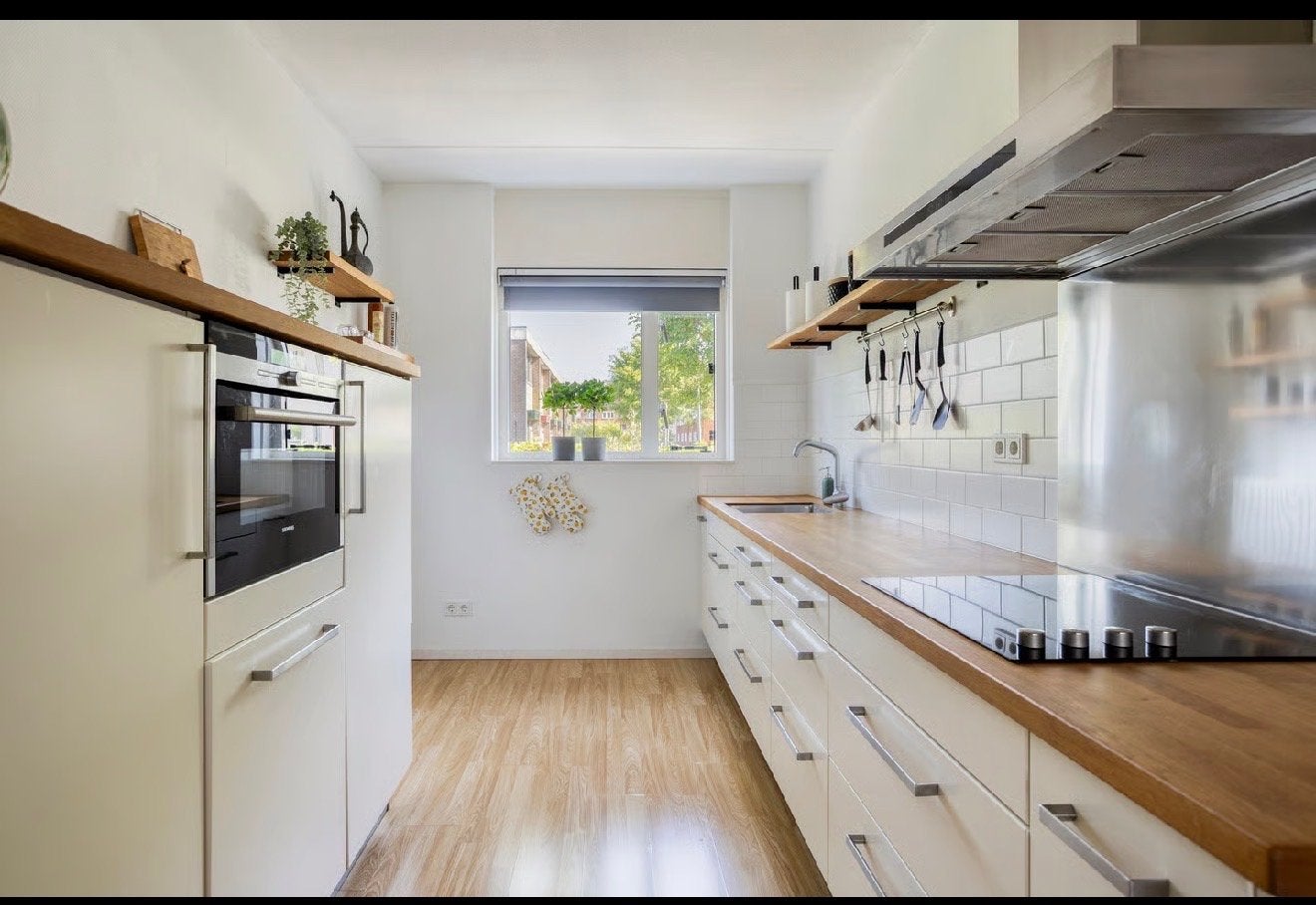 Leuke keuken met keramische kookplaat en apparatuur, Ophalen, Gebruikt, Wit, Enkelwandige keuken