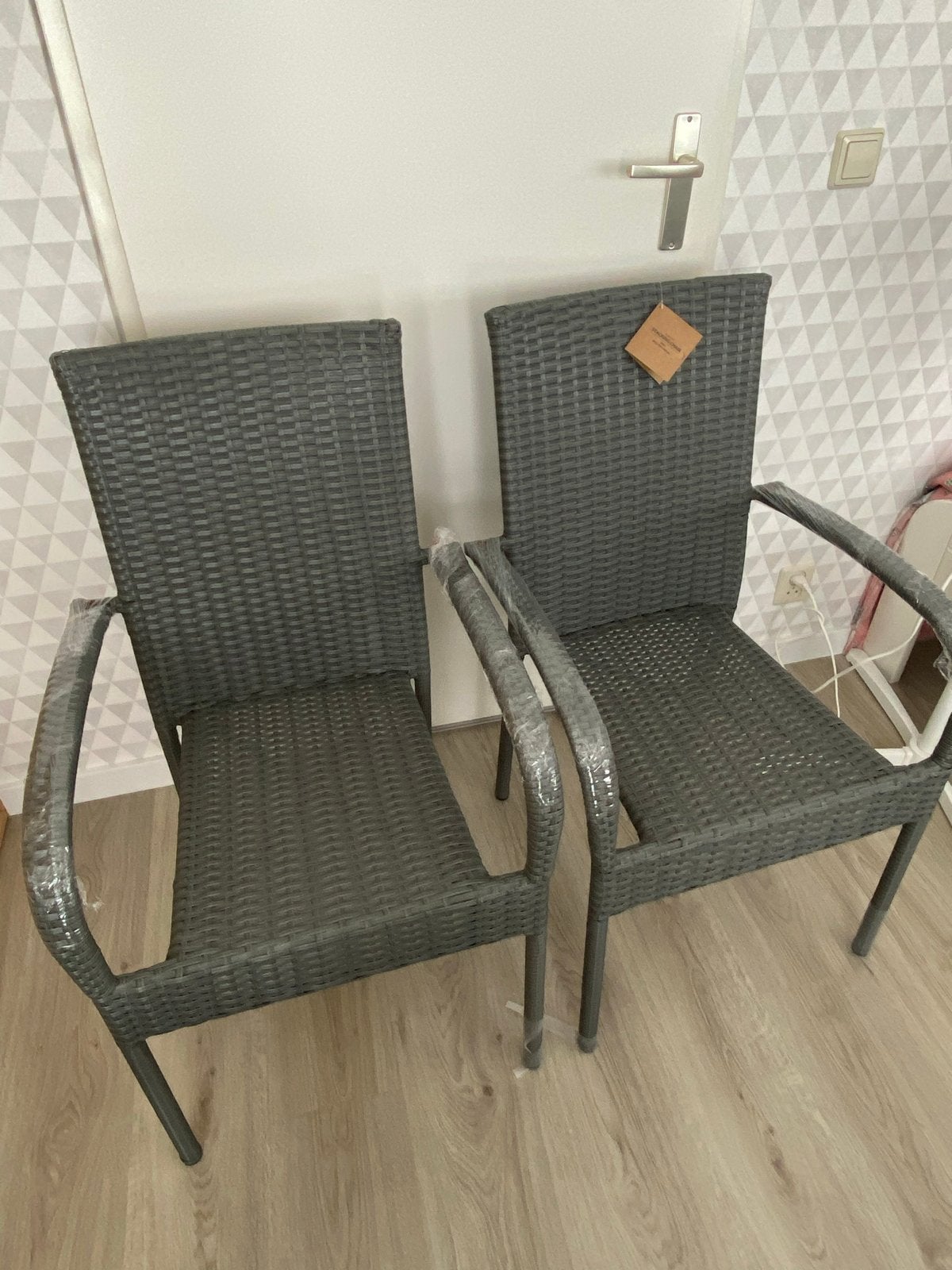 2x Nieuwe Stapelbare Tuinstoelen - Grijs Wicker, Ophalen, Nieuw, Wicker, Stapelbaar
